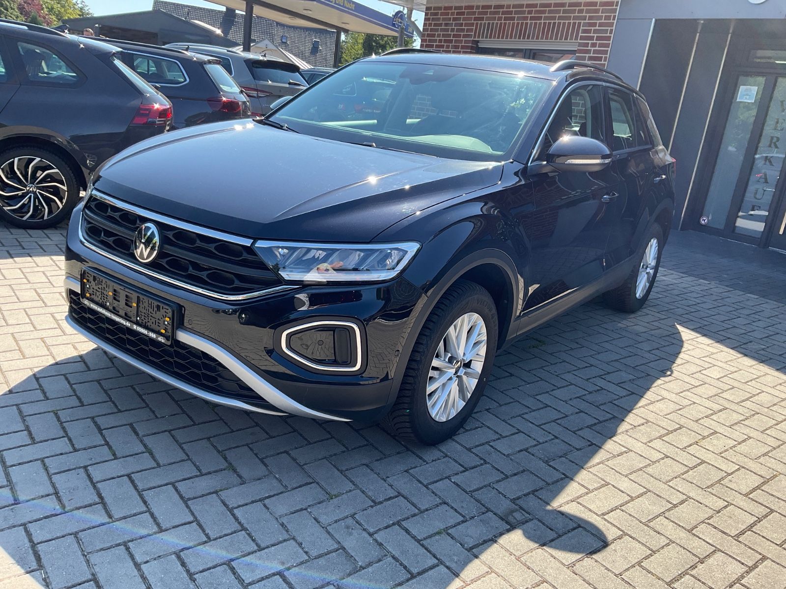 Fahrzeugabbildung Volkswagen T-Roc 1.5 TSI DSG Life,LED,AHK,Navi