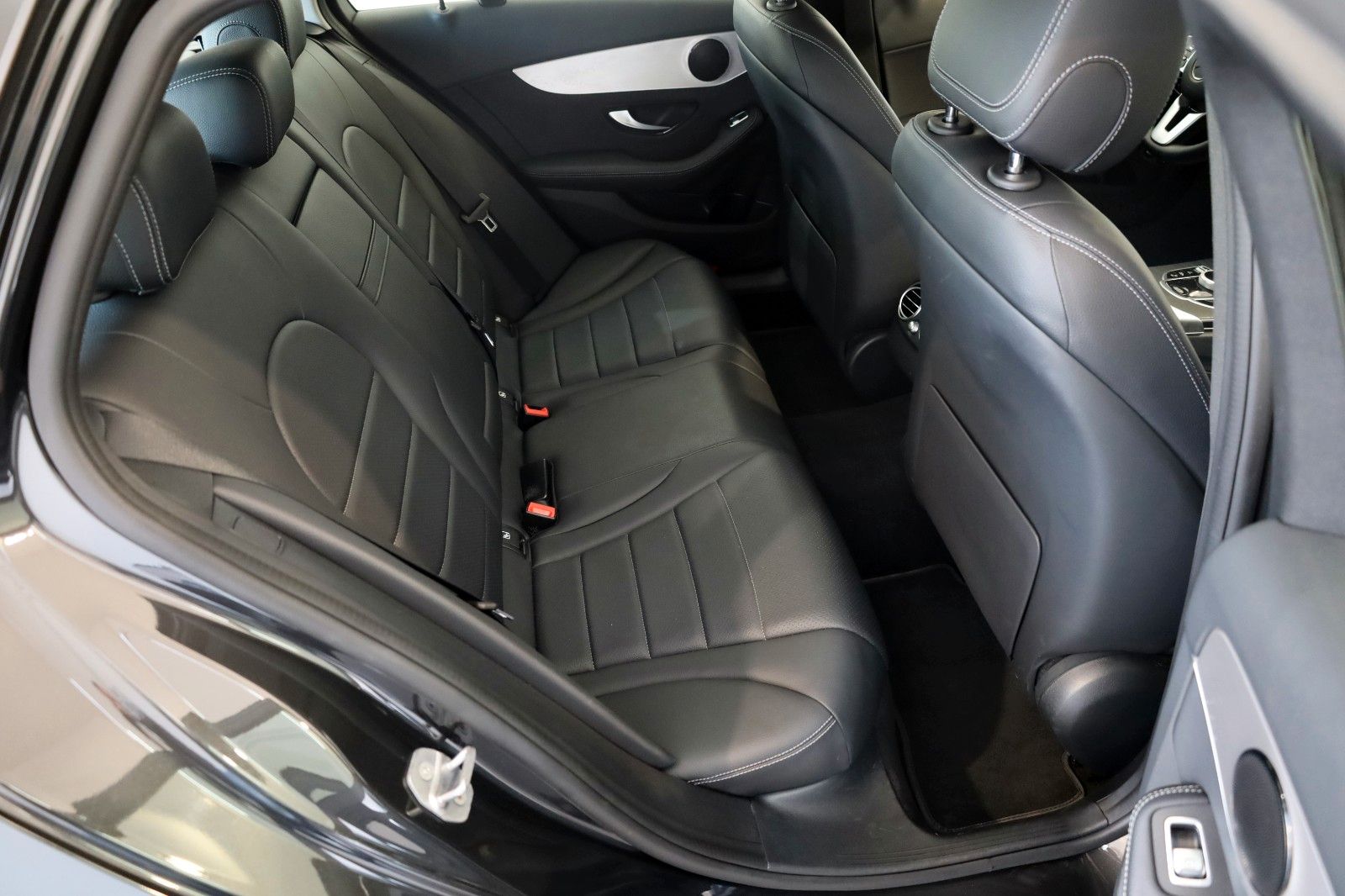 Fahrzeugabbildung Mercedes-Benz C 300e T Avantgarde Leder,Navi,LED,Kamera,SH,PDC