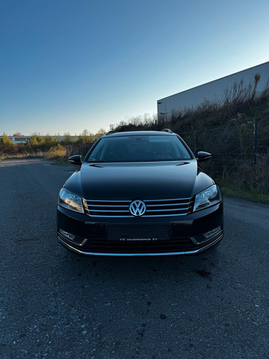 Volkswagen Passat 2012 — rear view