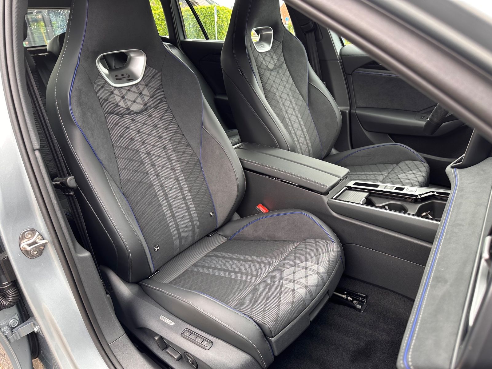 Fahrzeugabbildung Volkswagen Passat Variant 2.0 TDI 4M R-Line Matrix/AHK/Navi