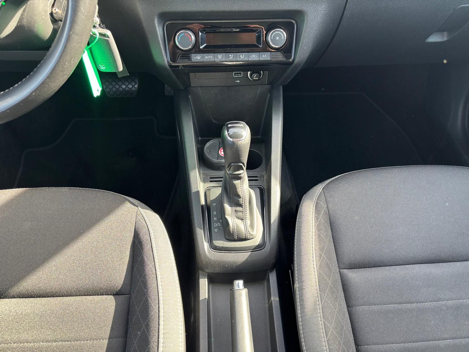 Fahrzeugabbildung SKODA Fabia Combi DSG BUSINESS-NAV-PDC-SHZ-APPS-TEMP