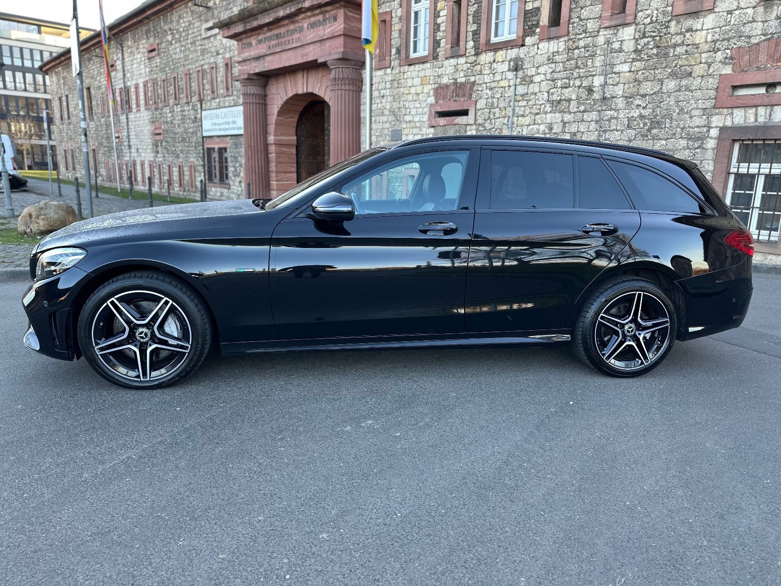 Fahrzeugabbildung Mercedes-Benz C 300 de T AMG LINE*MODELLJAHR 2020+LED+1.HAND*