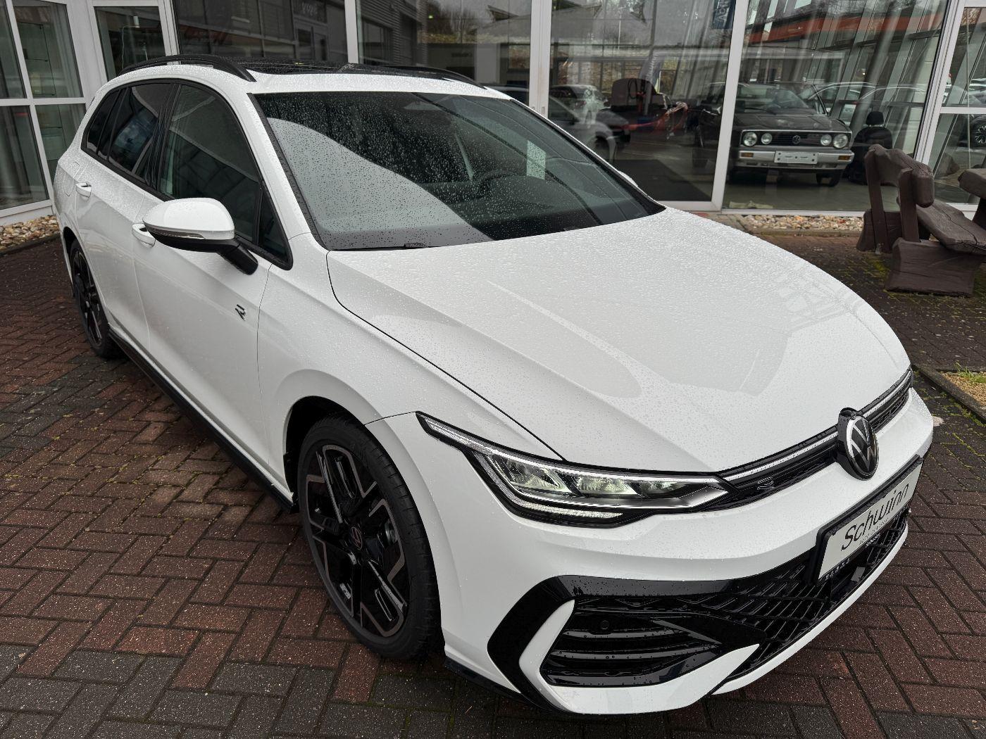 Volkswagen Golf VIII Variant 1.5 eTSI R-Line ACC+Navi+Pano+