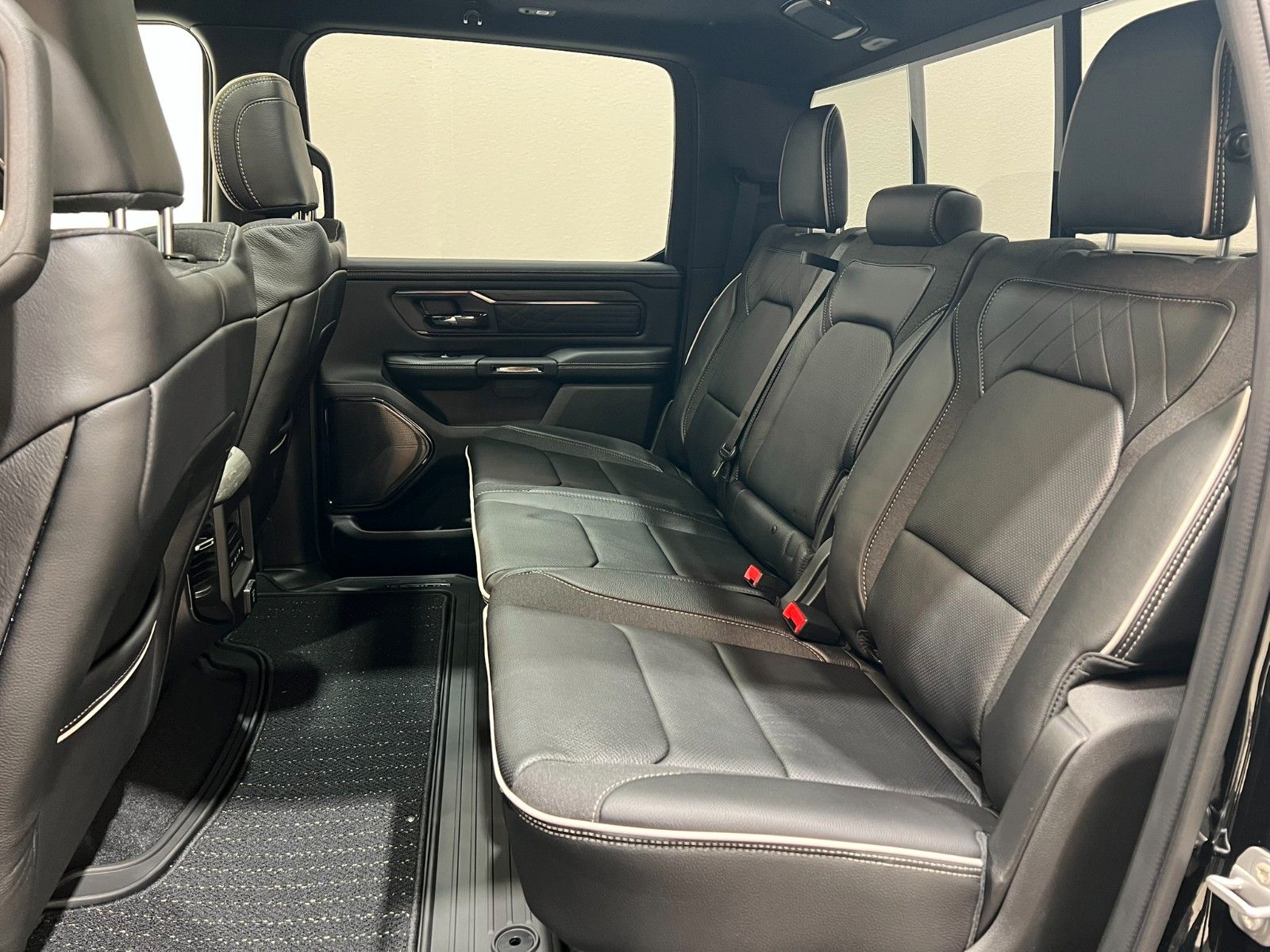Fahrzeugabbildung Dodge RAM 1500 Limited Night  5,7L V8 HEMI / MFT