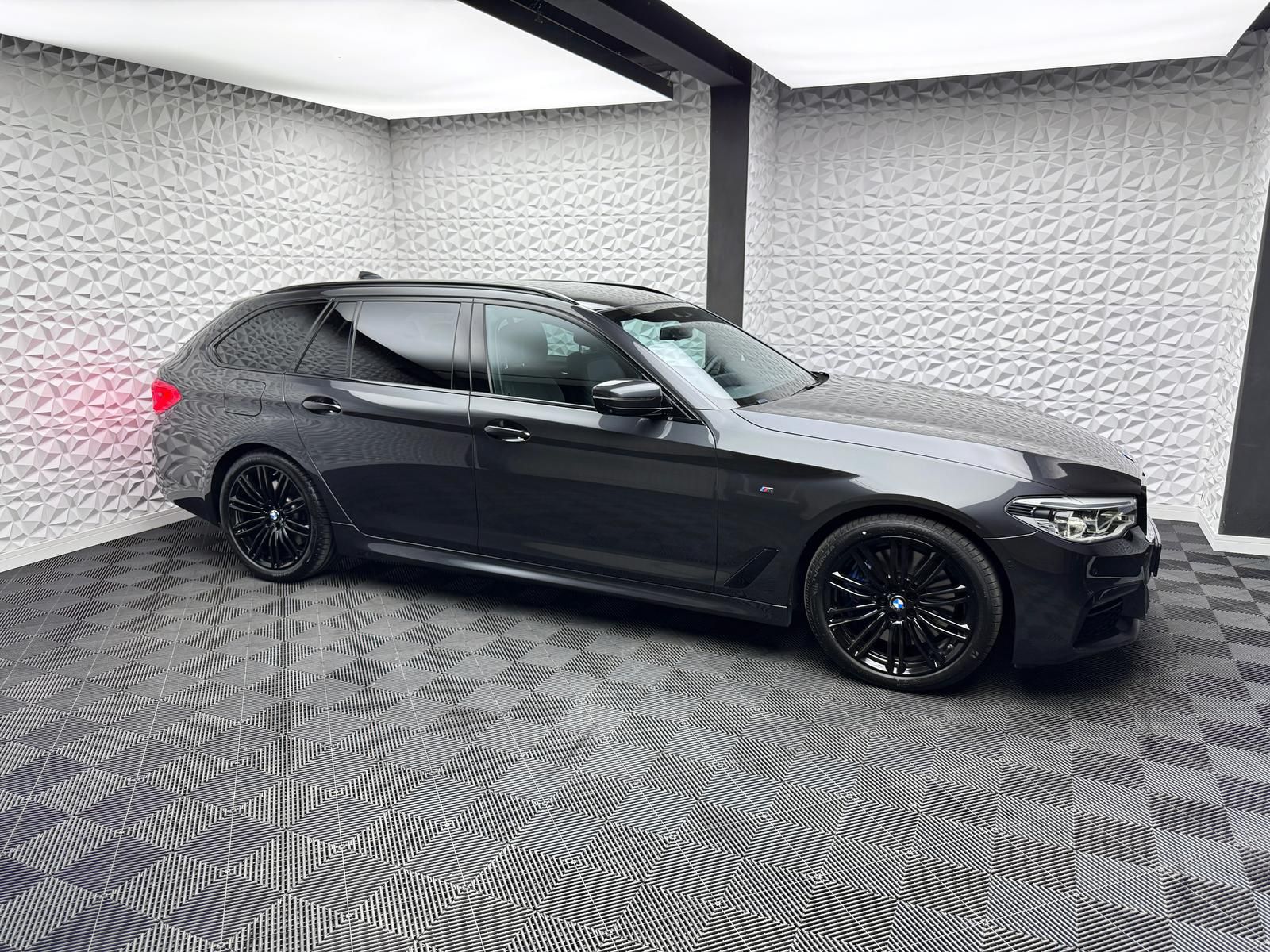 Fahrzeugabbildung BMW d*XDRIVE*M-PAKET*AHK*H&K*LIVE*360°HUD*KEYL*DAB