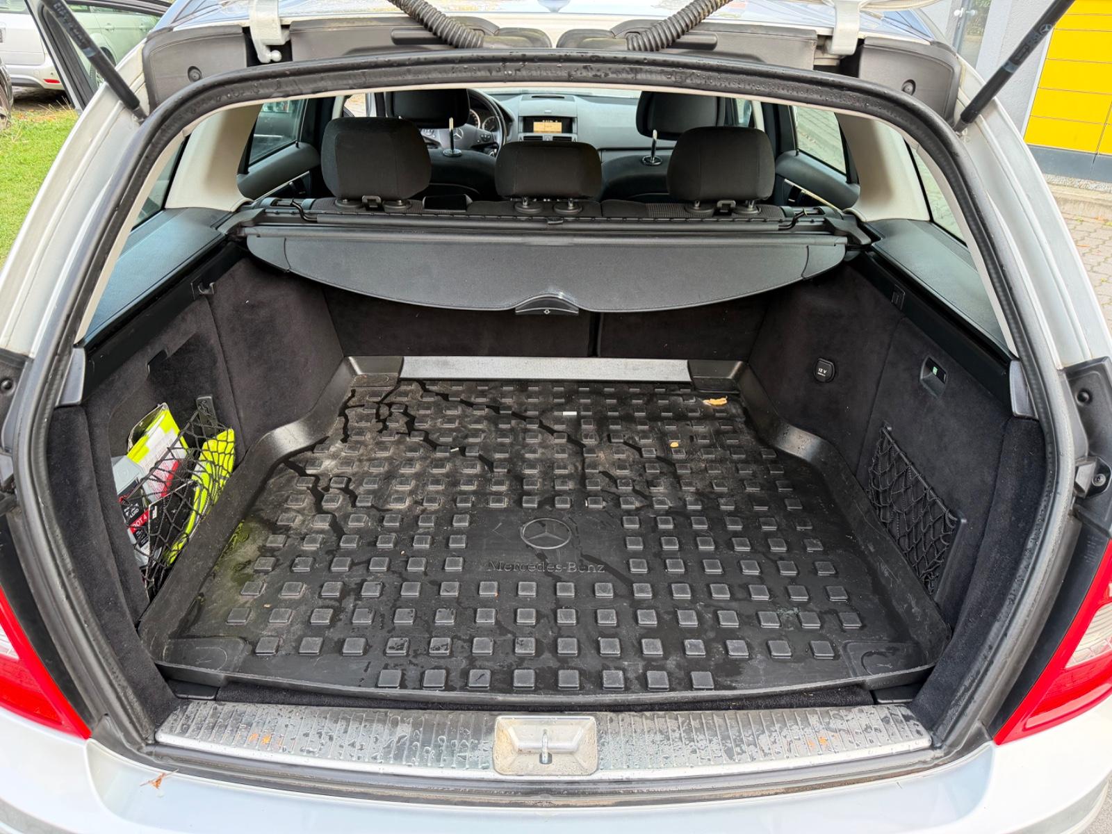 Mercedes-Benz C180 2010 — photo 18