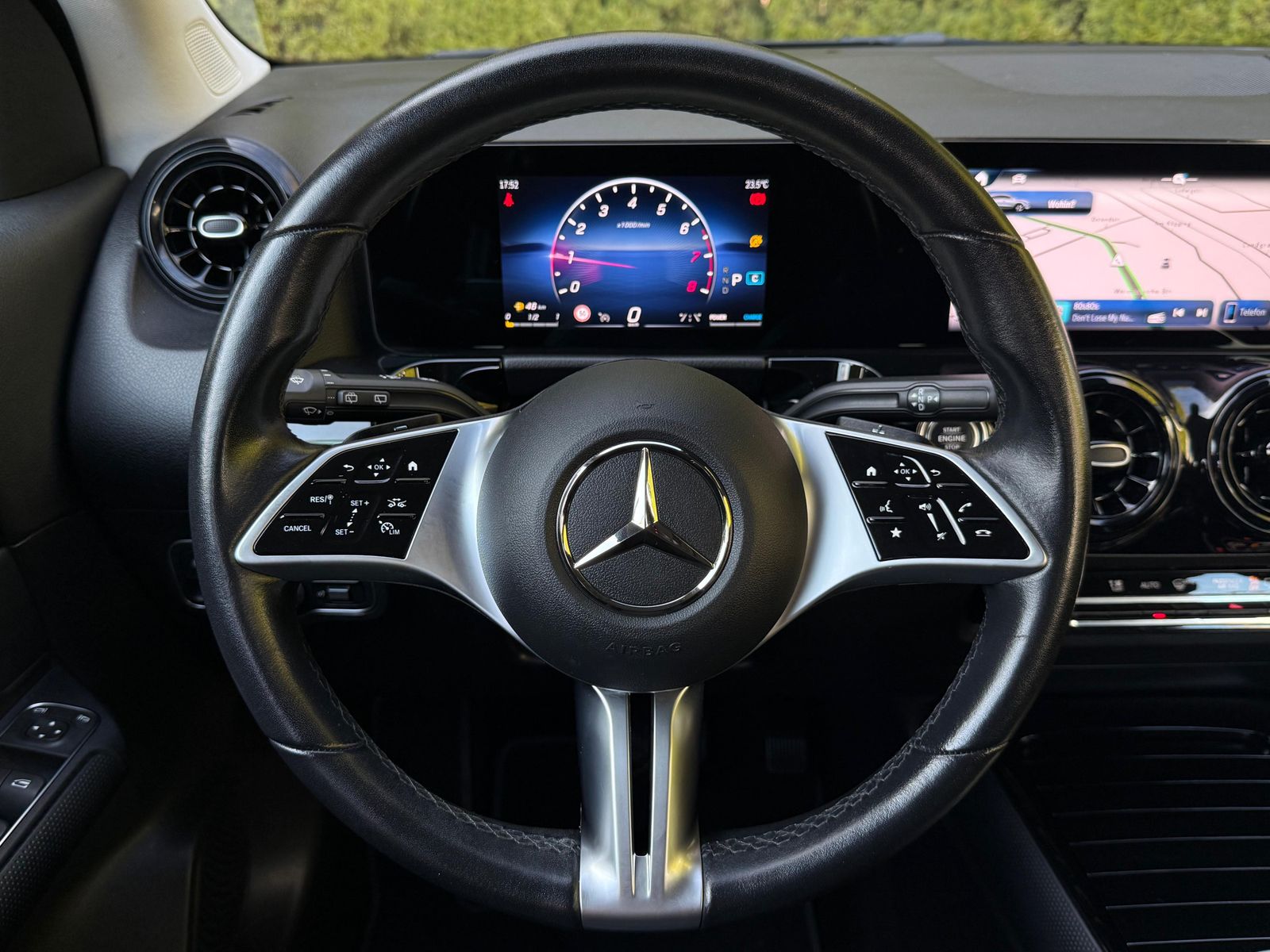 Fahrzeugabbildung Mercedes-Benz GLA 180 7G LED+MBUX+VIRT+SHZ+KAM+PARK+T-LEDER+