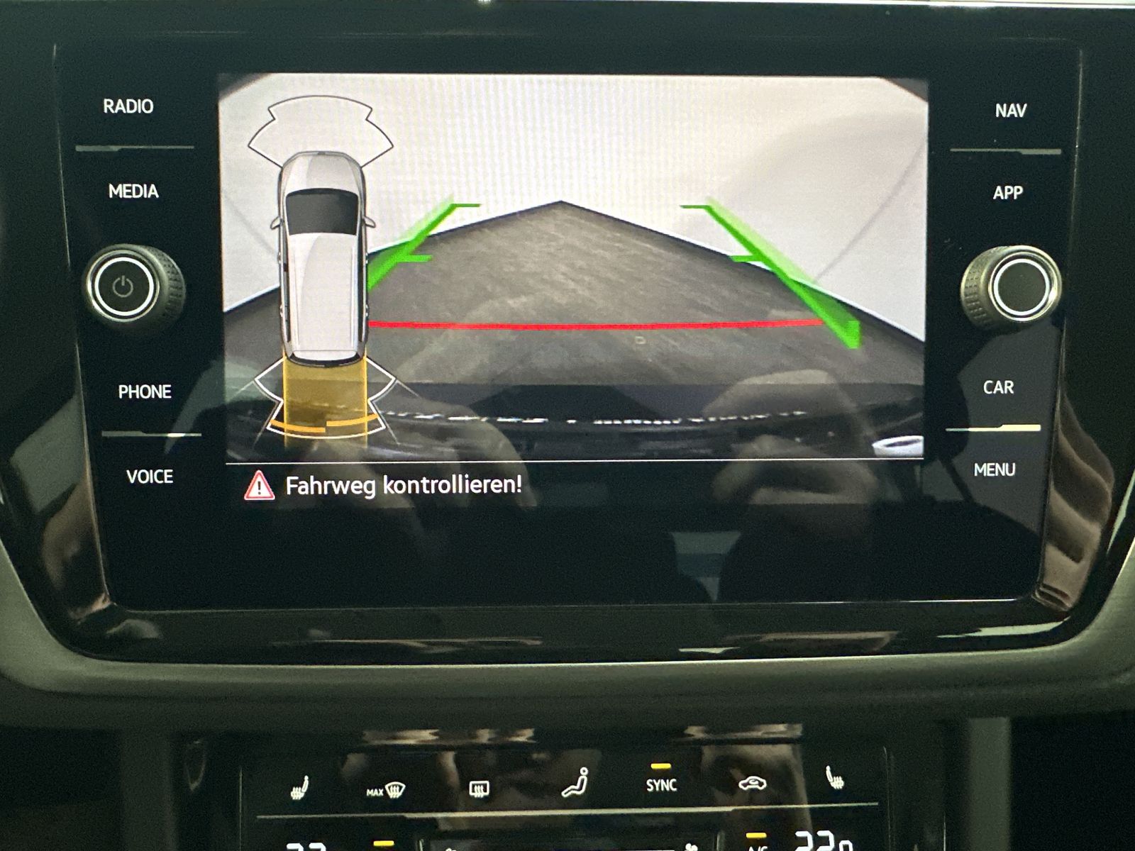 Fahrzeugabbildung Volkswagen Touran 2.0 TDI DSG CL NAV+ACC+DIGDISPLAY+KAM+1HD
