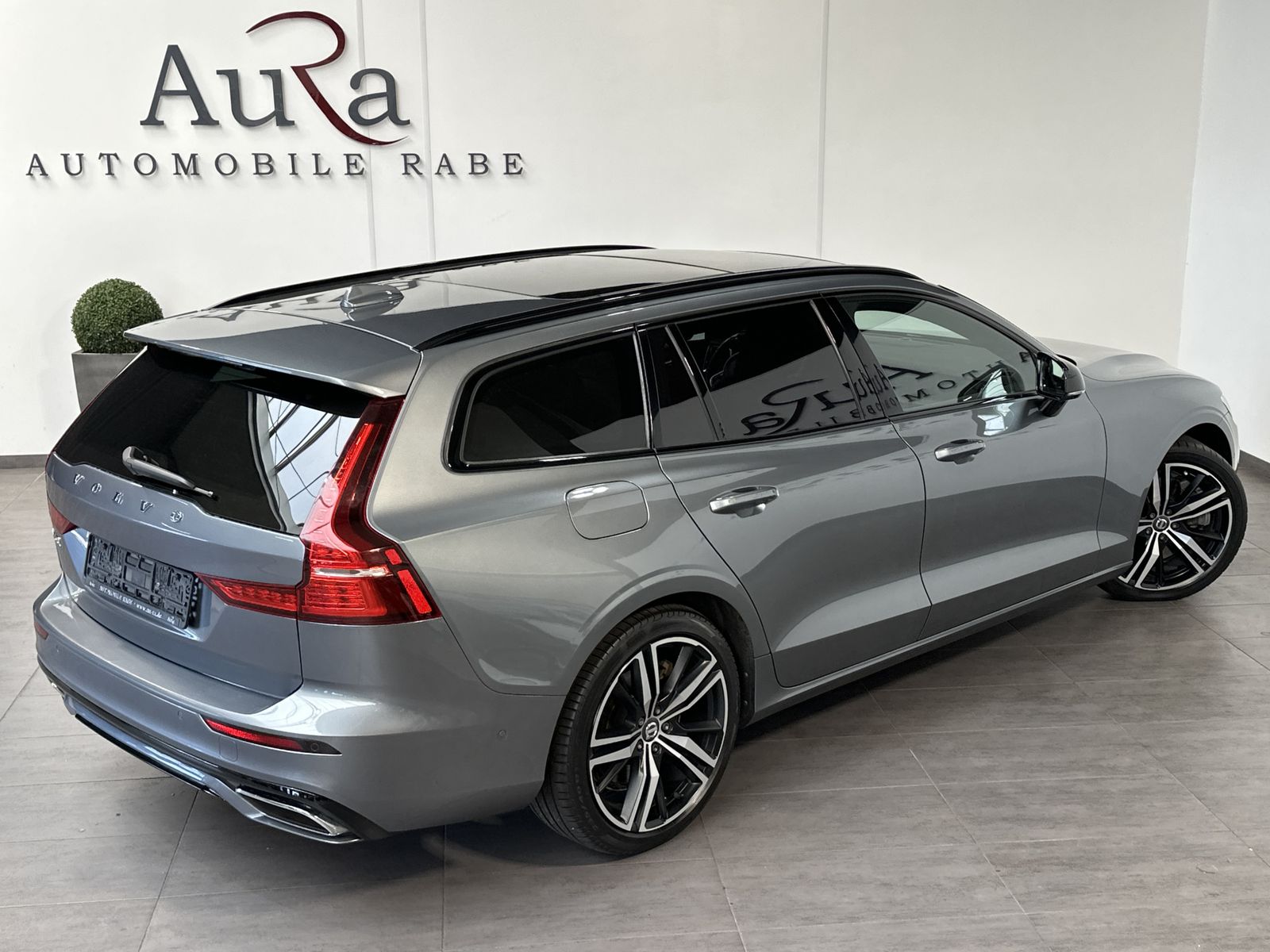 Fahrzeugabbildung Volvo V60 T8 AWD Twin Engine R-Design NAV+LED+AHK+360°