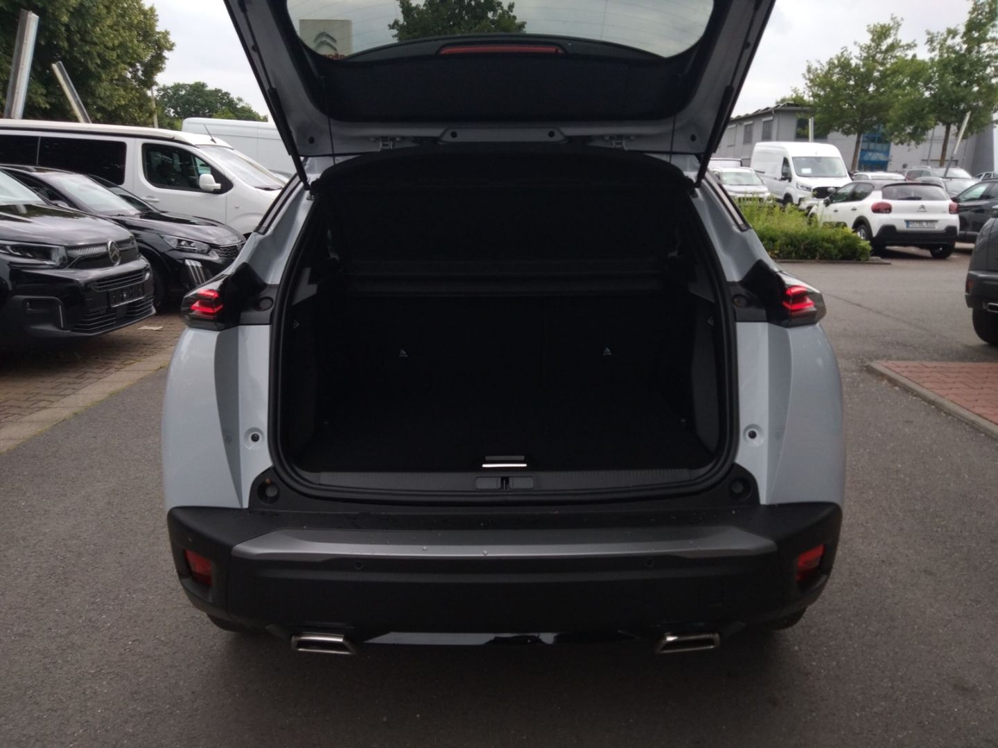 Fahrzeugabbildung Peugeot 2008 GT HYBRID 145 e-DSC6 El. Panodach Navi ACC