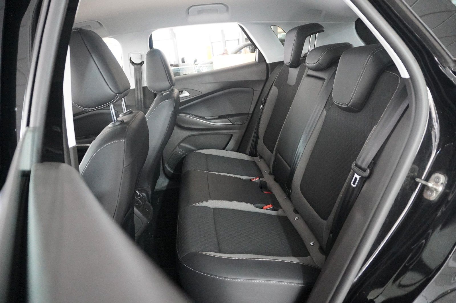 Fahrzeugabbildung Opel Grandland (X) 1.6T HYBRID NAVI/KAMERA/SH/SPORT