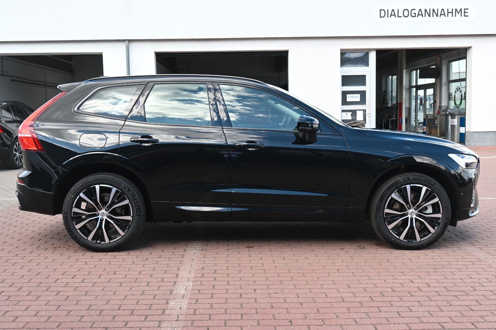 Fahrzeugabbildung Volvo XC60 B4 Diesel Ultimate Dark AWD*360°*AHK*