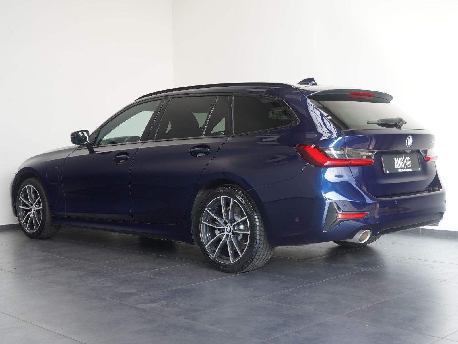 Fahrzeugabbildung BMW 330 e Touring Sport Line INDIVIDUAL/HEADUP/LASER
