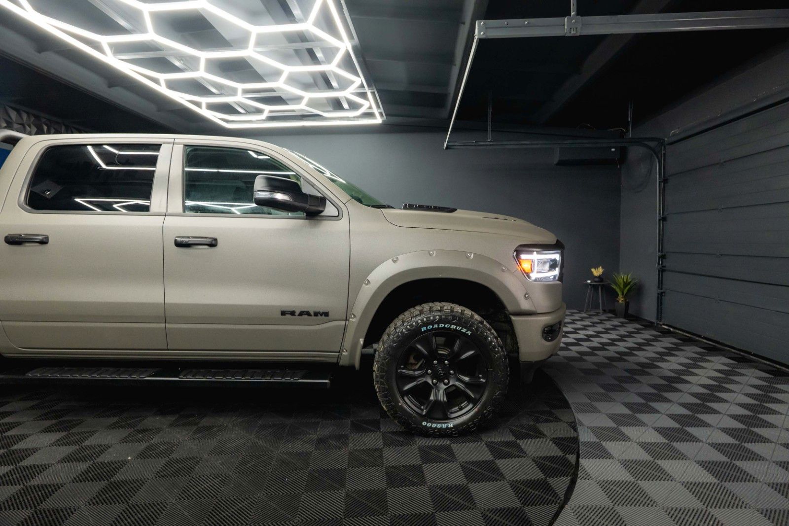 Fahrzeugabbildung Dodge RAM 5.7 V8 HEMI 4x4 OFFROAD Night LARAMIE RAPTOR
