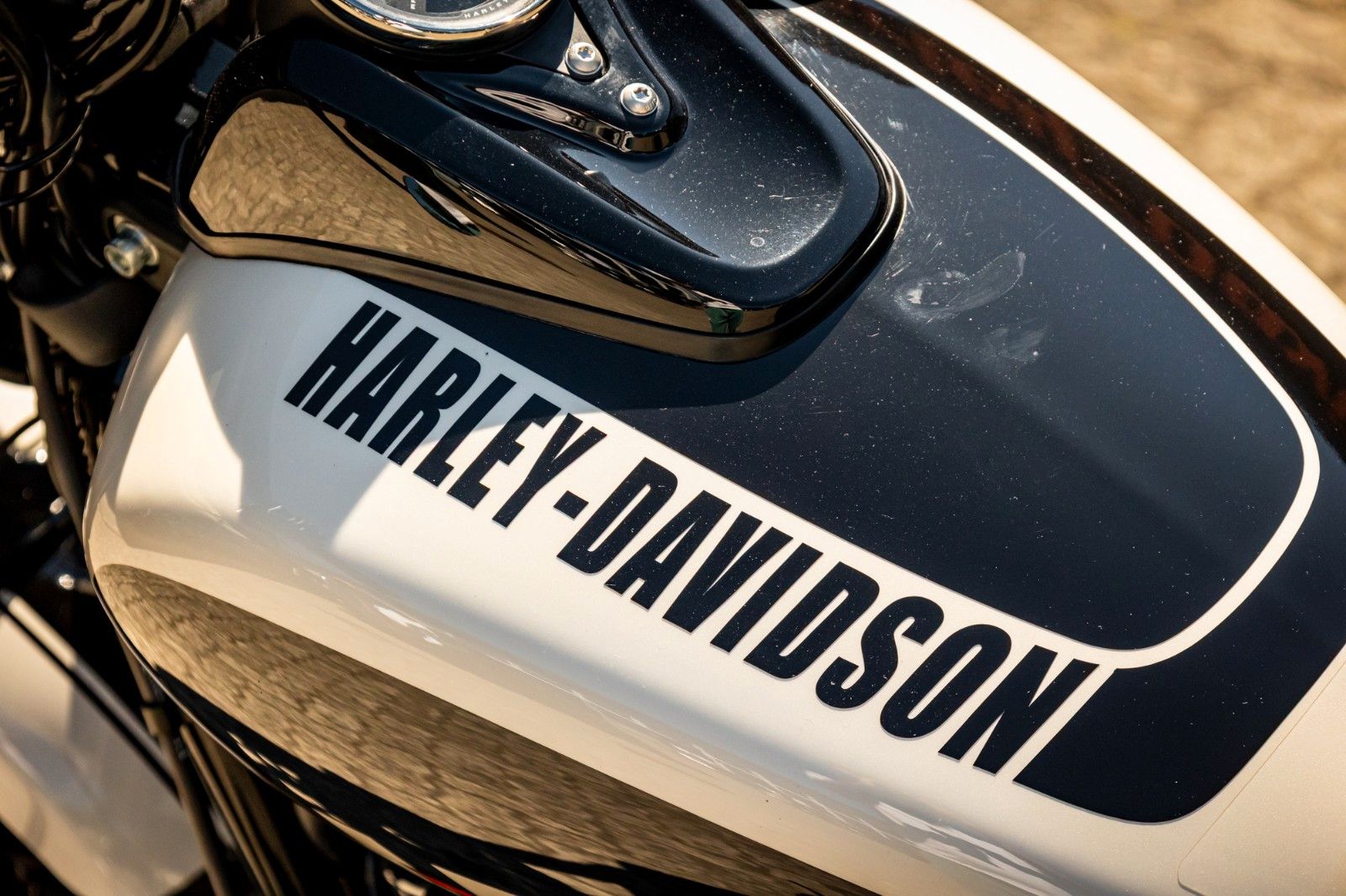 Fahrzeugabbildung Harley-Davidson FXFBS FAT BOB 114 CUI SOFTAIL - JEKILL&HYDE -