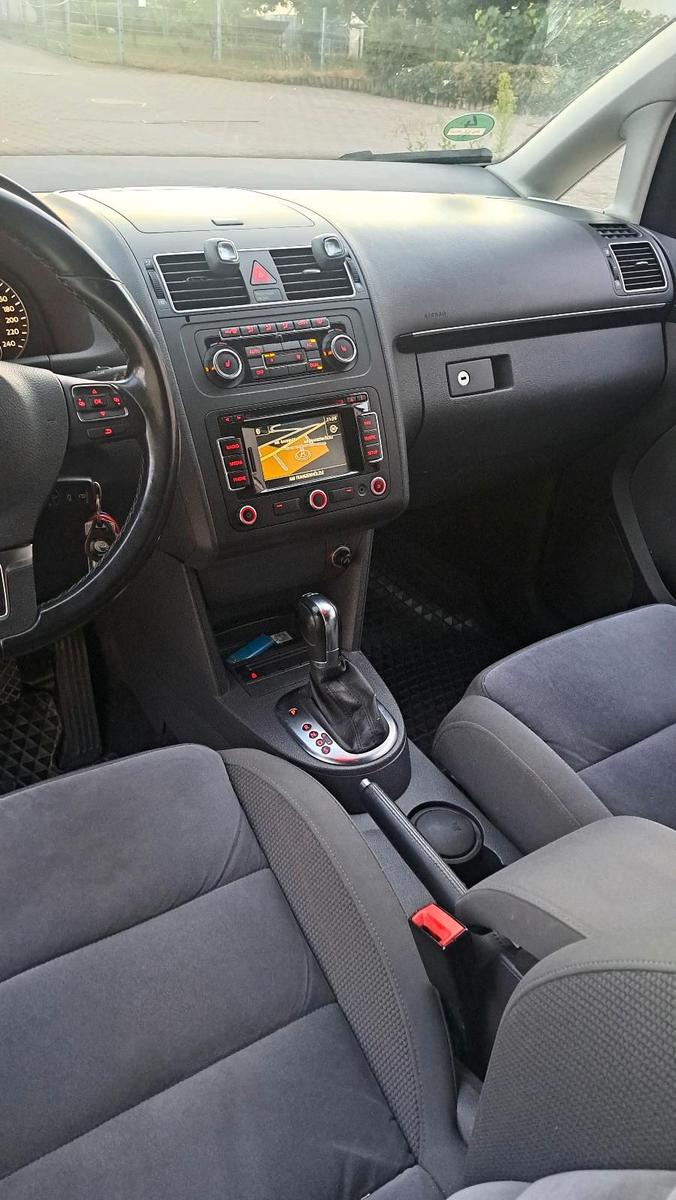 Volkswagen Touran 2010 — photo 8
