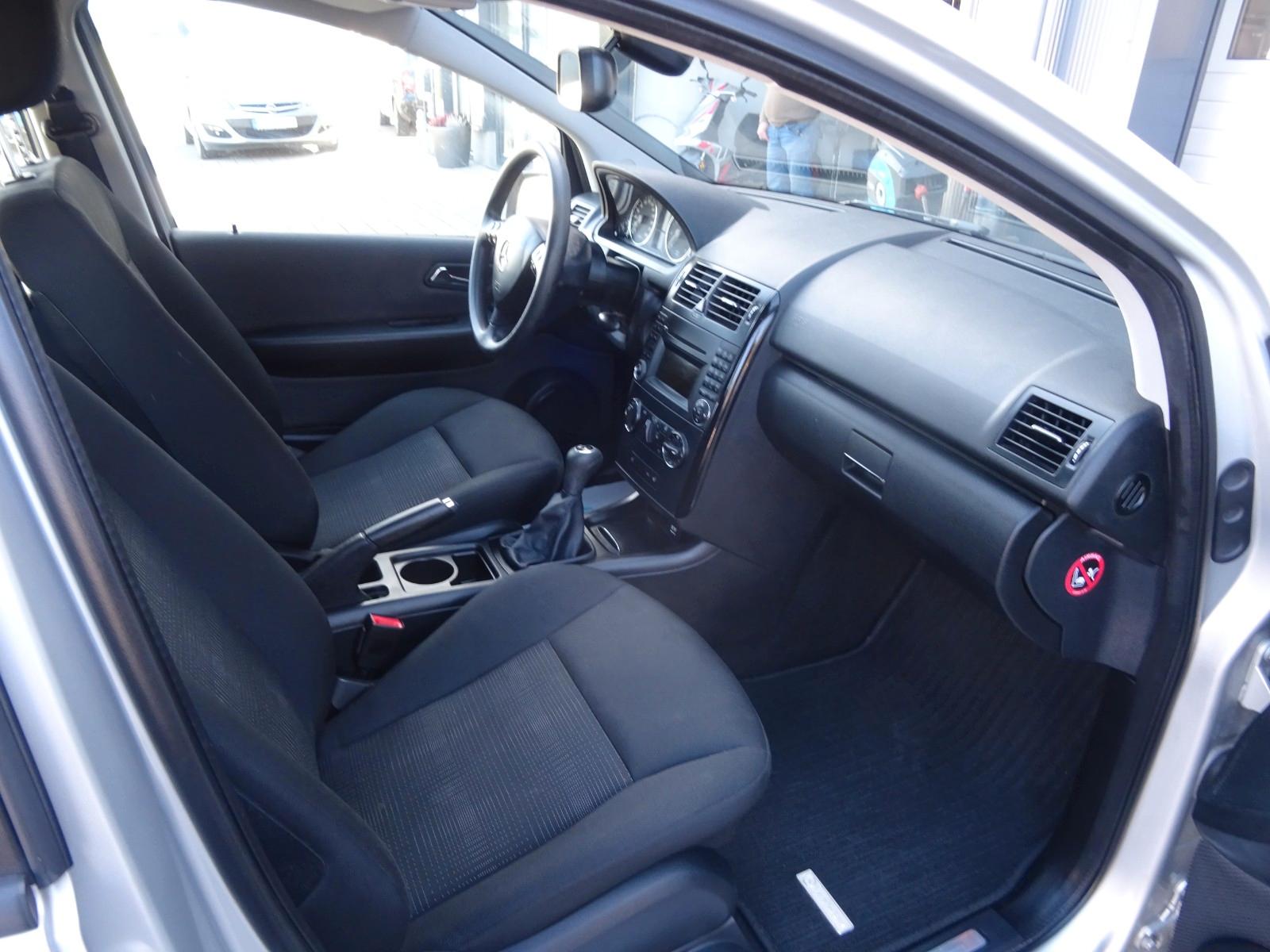 Mercedes-Benz A180 2011 — photo 8