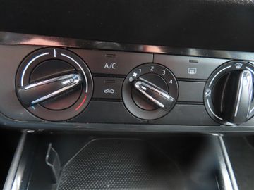 Fotografie 22 des Skoda Fabia Ambition 1.0 MPi Bluetooth SmartLink Touch