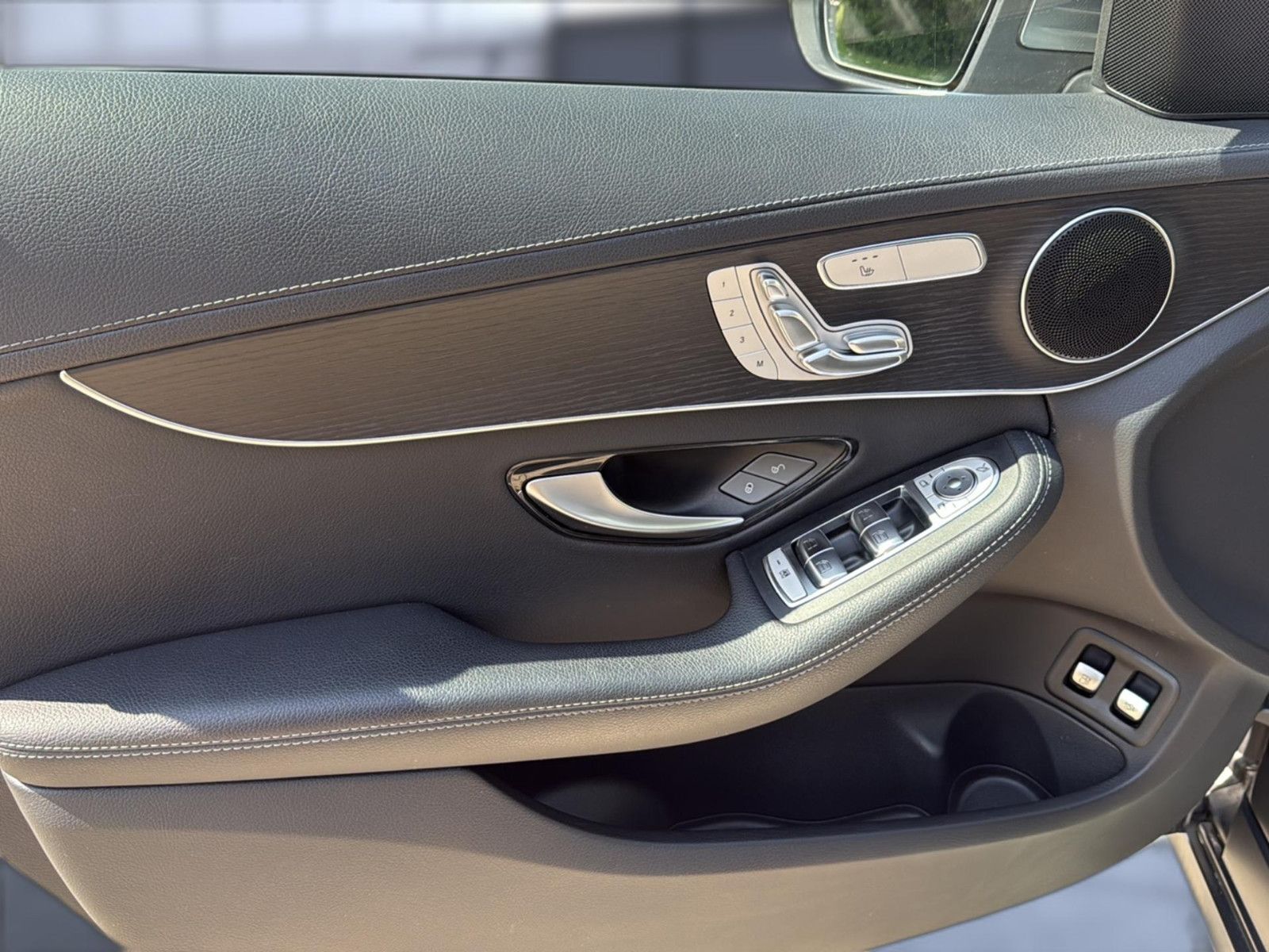 Fahrzeugabbildung Mercedes-Benz C 300 e T-Modell / unfallfrei/ AMG Line