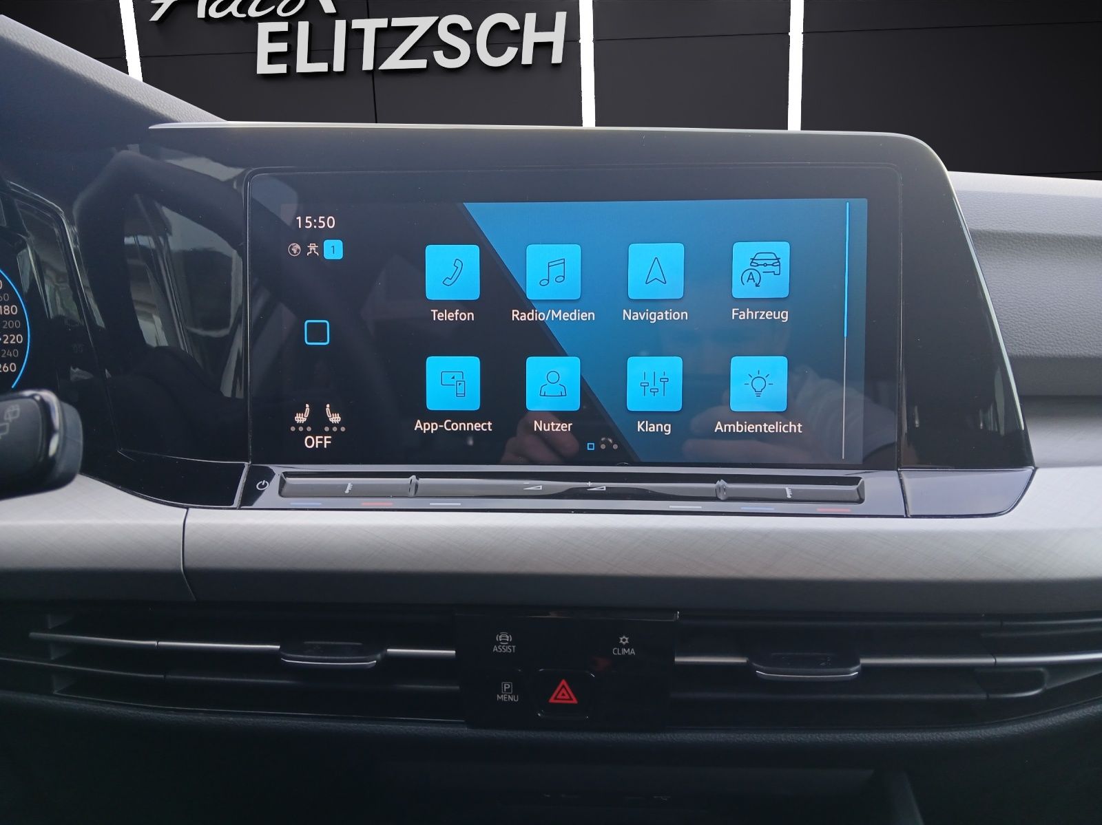 Fahrzeugabbildung Volkswagen Golf VIII eTSI Life DSG LED AHK Navi Pano AID AC