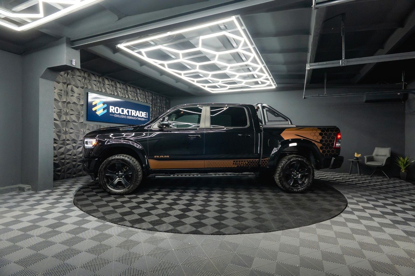 Fahrzeugabbildung Dodge RAM 5.7 V8 HEMI 4x4 Offroad Night-Edition LPG