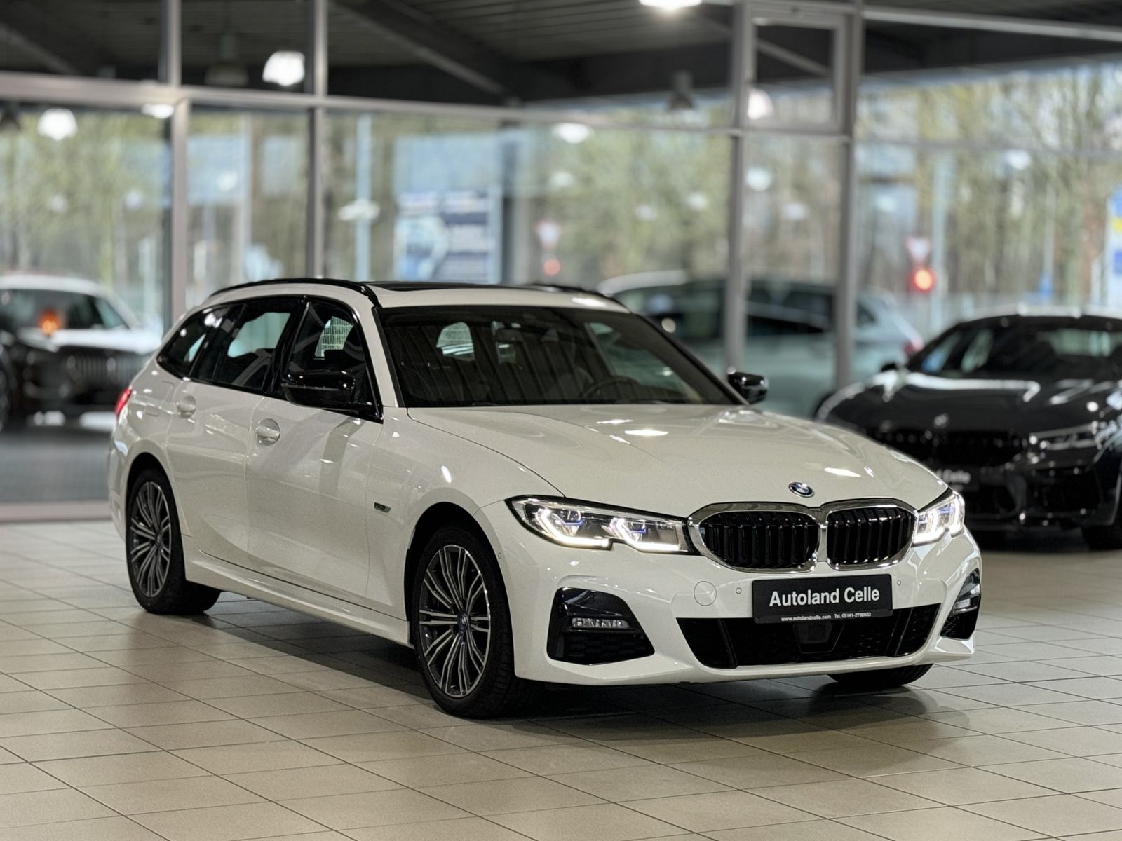 Fahrzeugabbildung BMW 320e M Sport Panoram Kamera HUD DAB HiFi Komfort