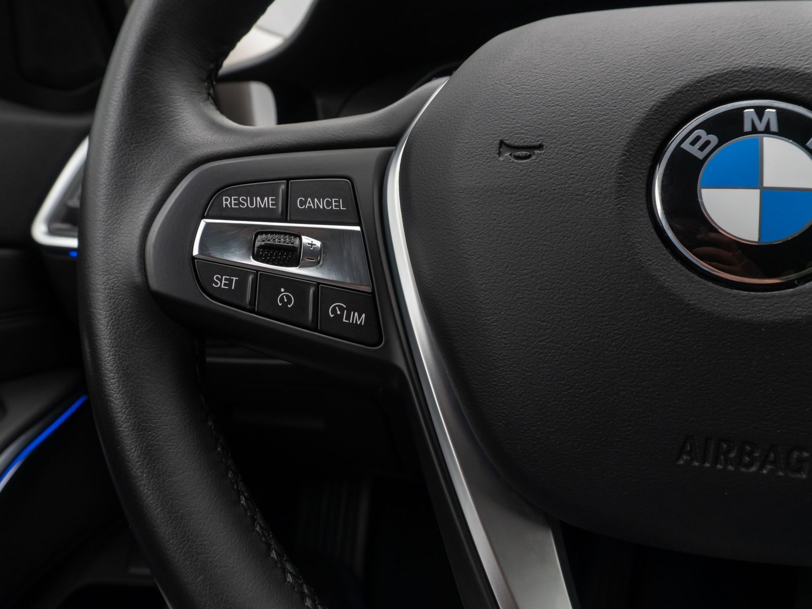 Fahrzeugabbildung BMW 320d HUD 360°DAB Leder Sport HiFi GeschwindigReg