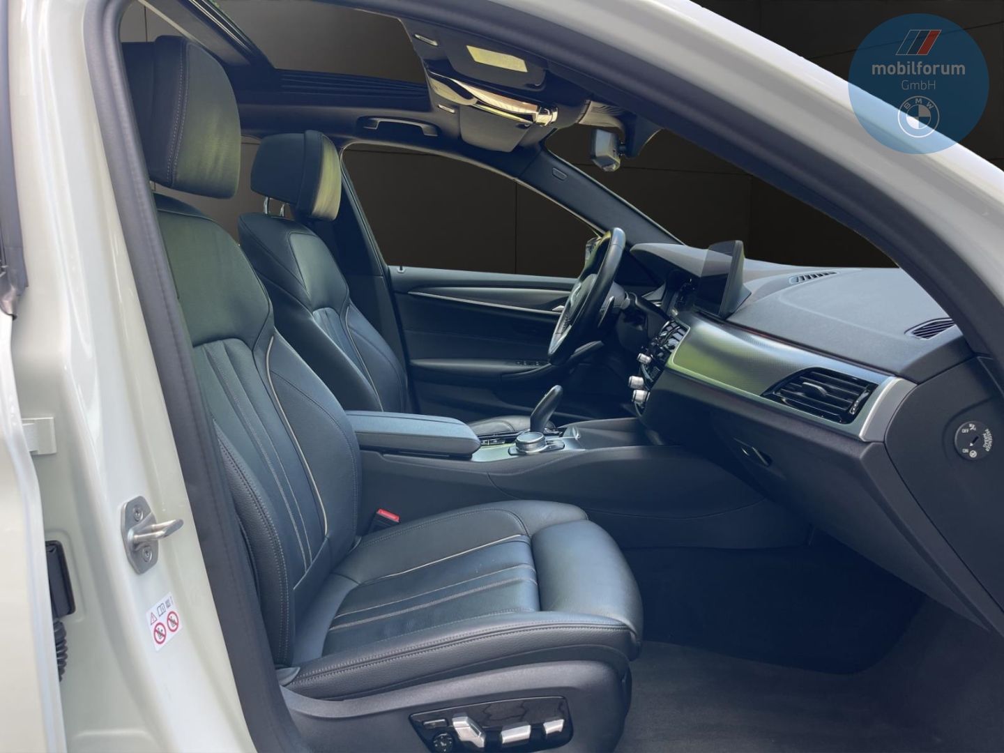 BMW 530 i Touring M-Sport AHK StandHZG Panorama foto 2