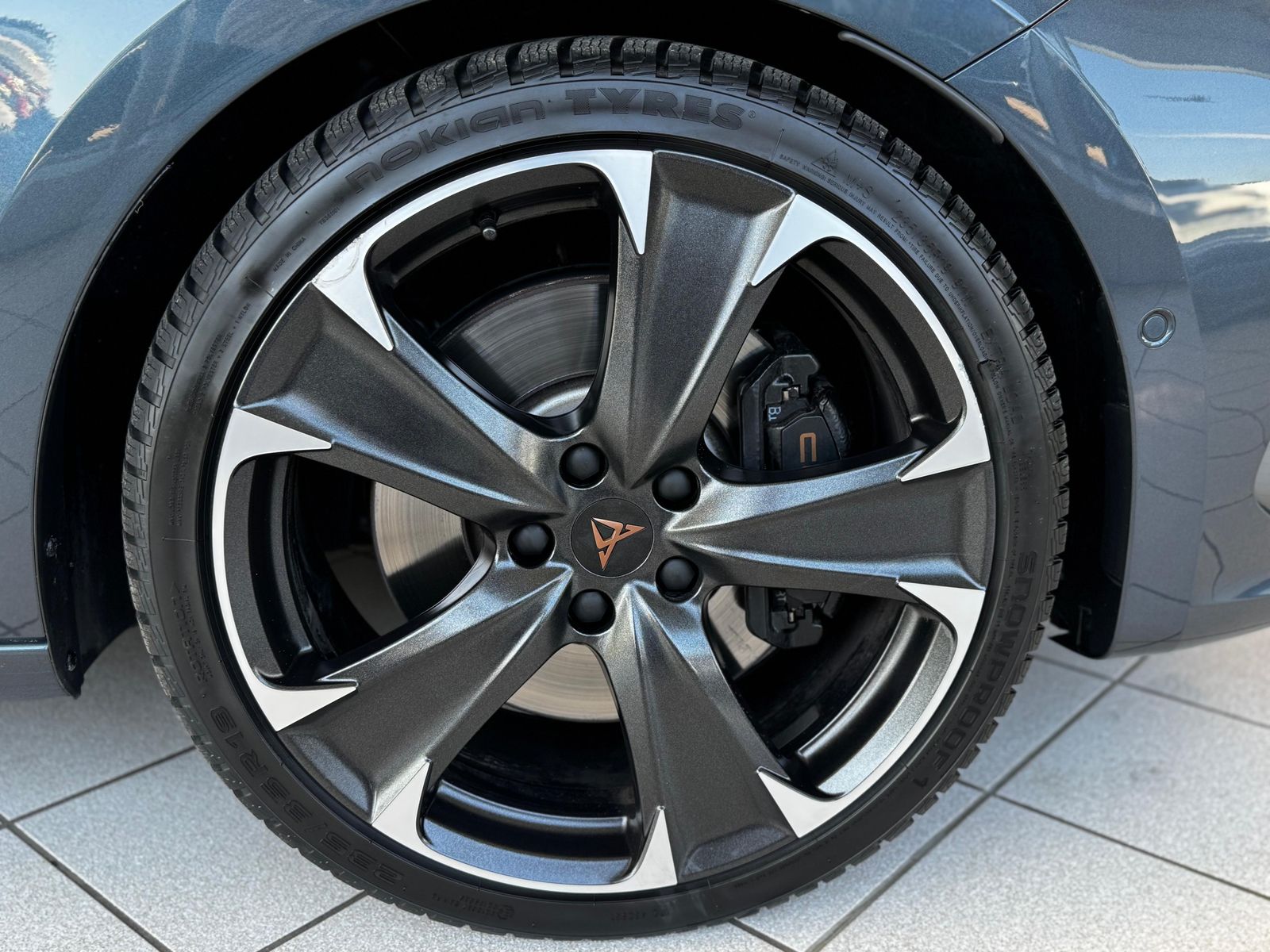 Fahrzeugabbildung CUPRA Leon 2.0 TSI VZ 4Drive Vision+ Matrix Pano ACC