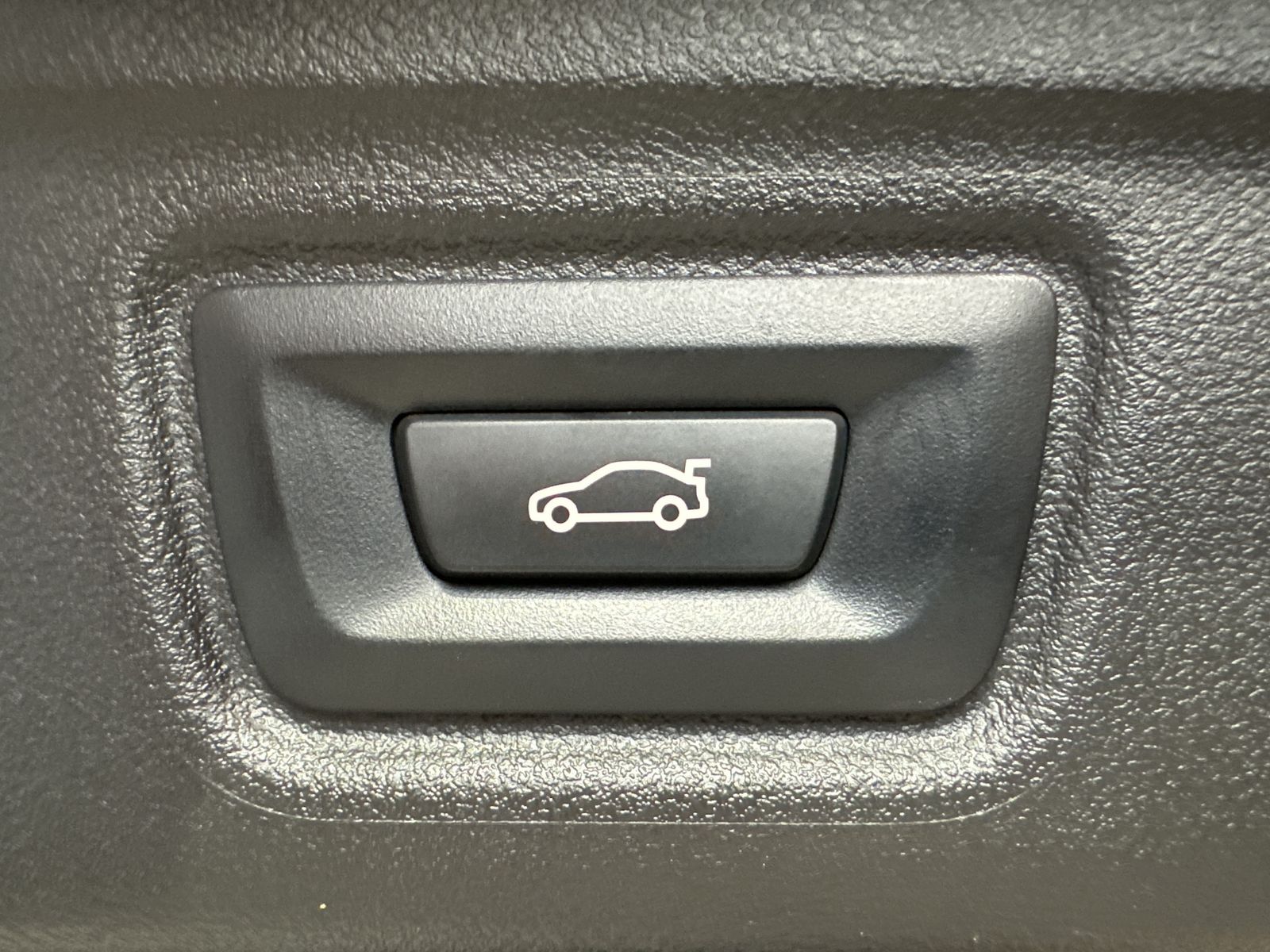 Fahrzeugabbildung BMW 320d Touring Sport-Line NAV+LED+ACC+HIFI+17ZO+LC