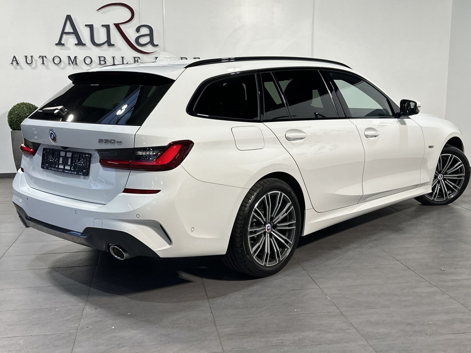 Fahrzeugabbildung BMW 330e Touring M-Sport NAV+LASER+PANO+ACC+HEAD-UP