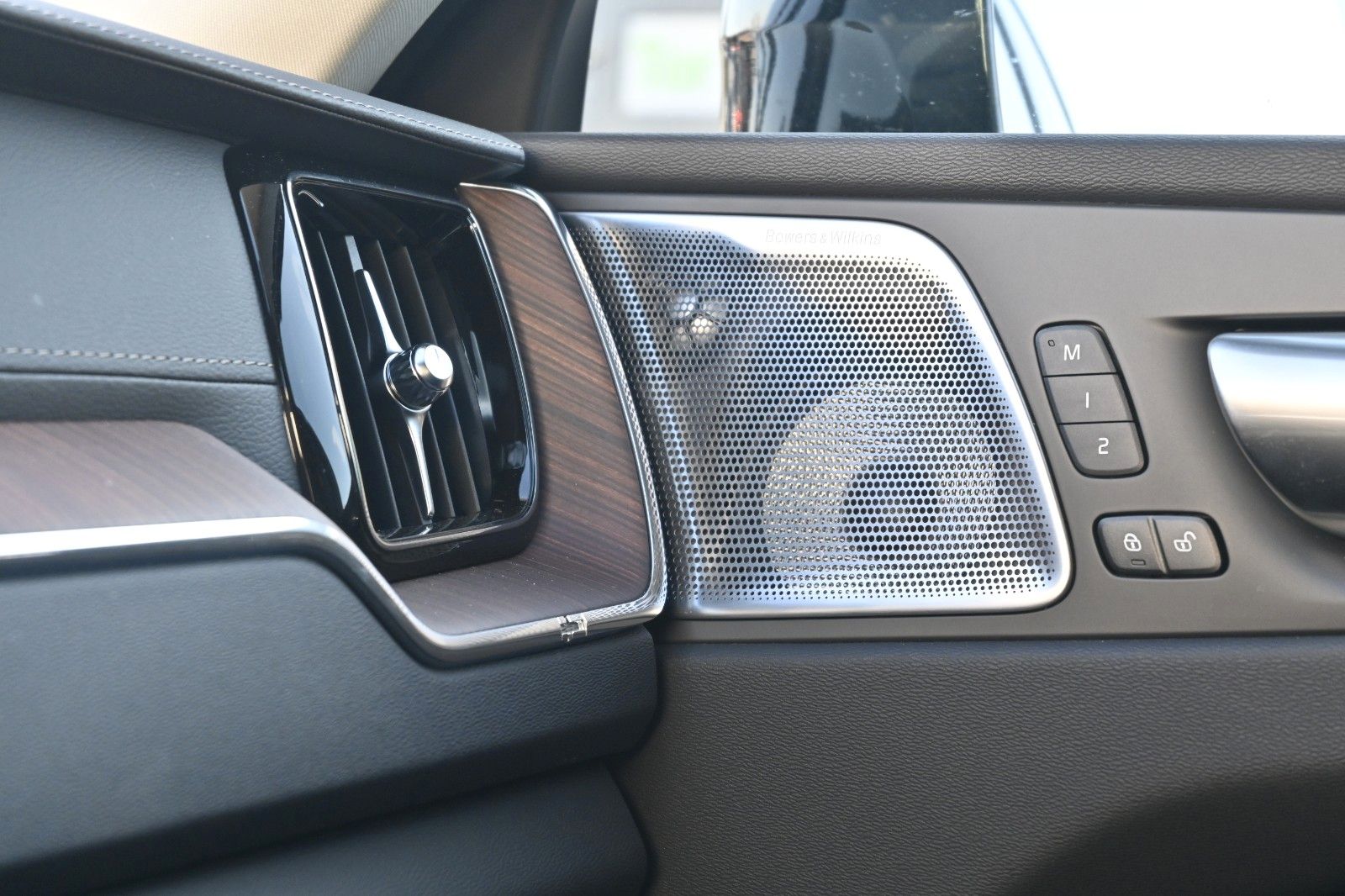 Fahrzeugabbildung Volvo XC60 Ultimate Dark AWD*MASS*LUFT*B&W*NAV*HUD*ACC