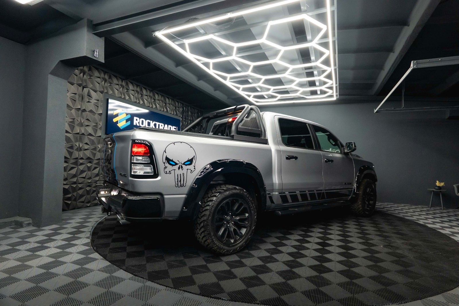 Fahrzeugabbildung Dodge RAM 5.7 V8 HEMI 4x4 OFFROAD Night PUNISHER 19%