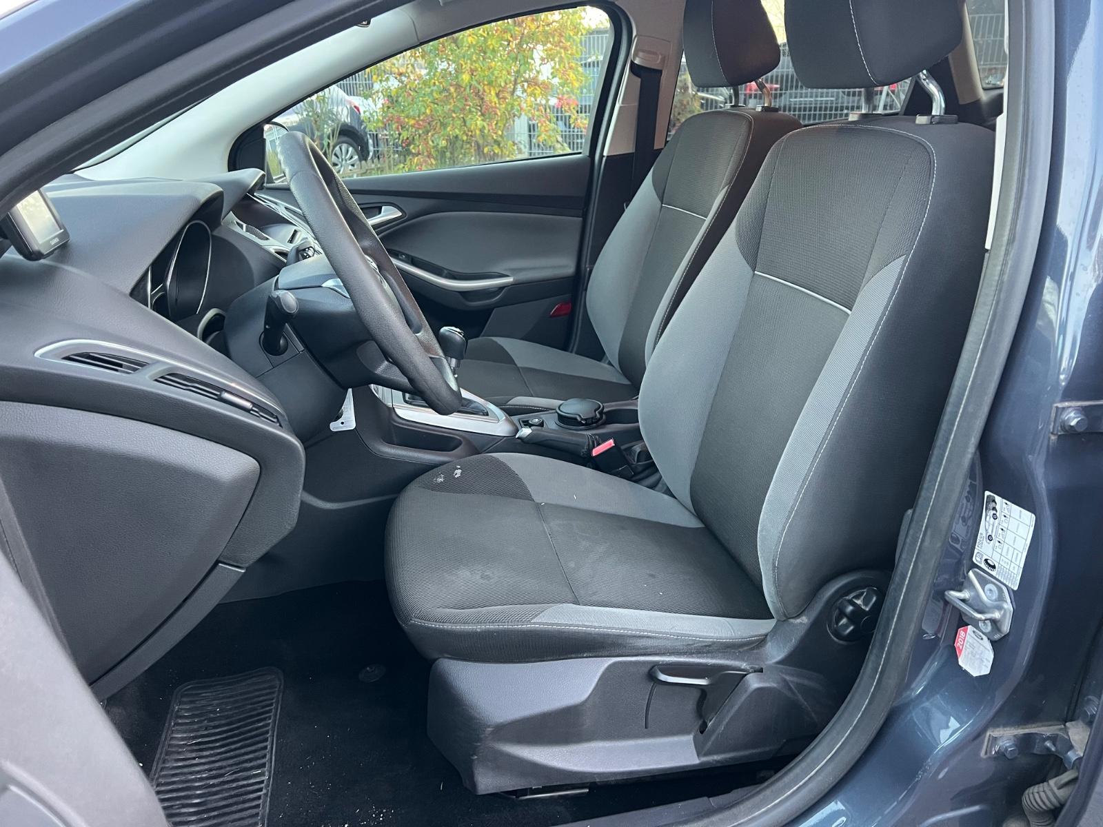 Ford Focus 2011 — photo 10