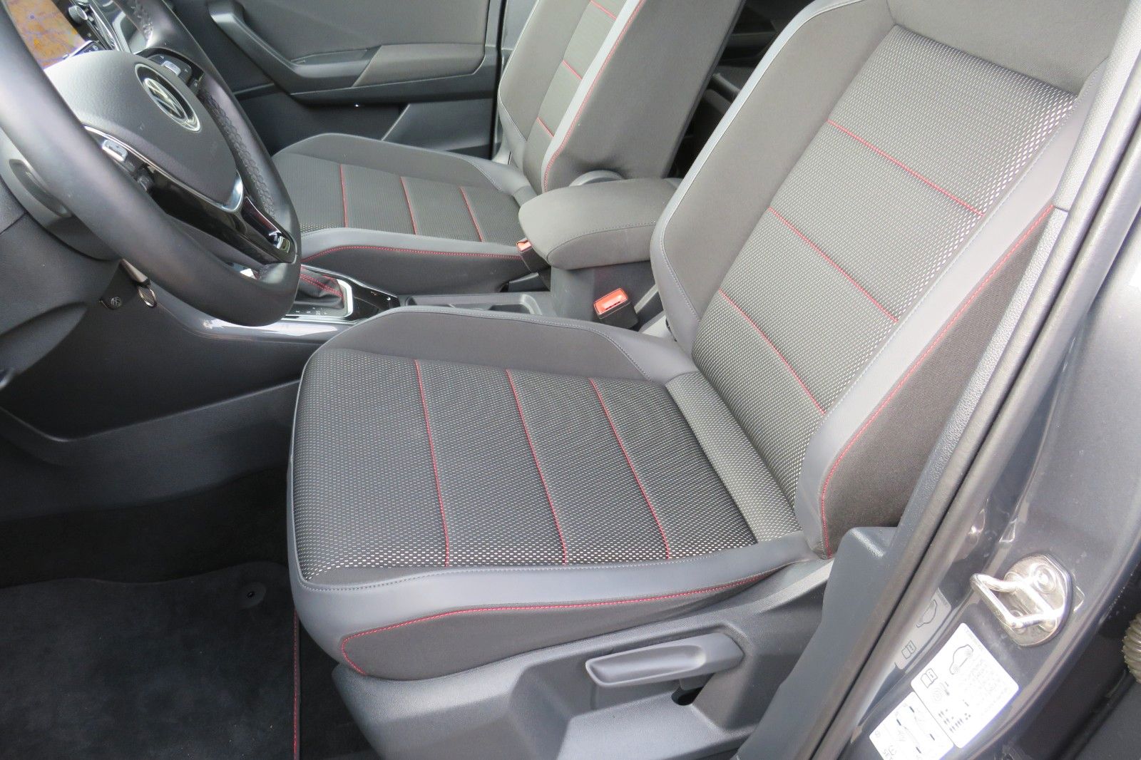 Fahrzeugabbildung Volkswagen T-Roc SPORT/R-LINE ACC KAMERA SITZH. 18`NAVI 1H