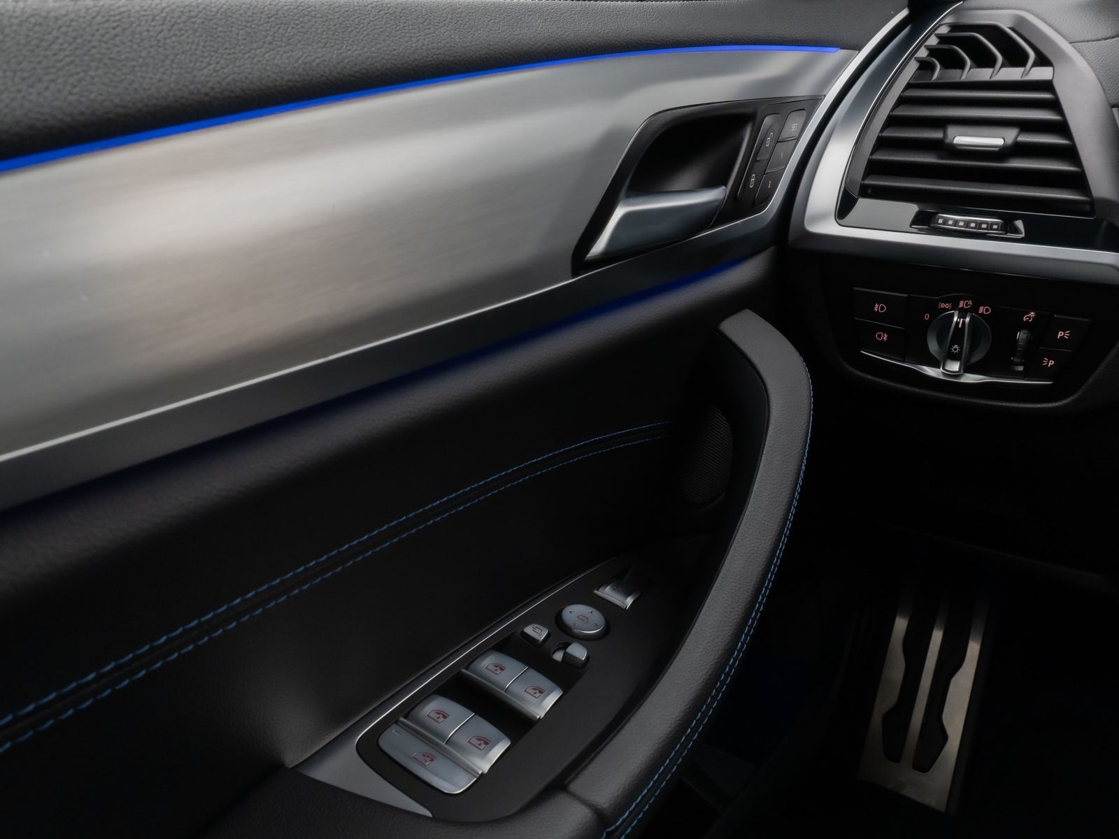 Fahrzeugabbildung BMW X4 M40d Kamera HUD DAB H/K AHK Komfort 21Zoll