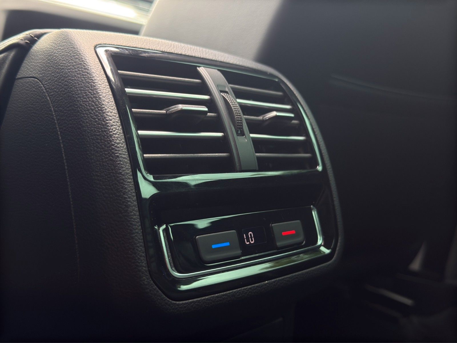 Fahrzeugabbildung Volkswagen Passat Variant *R-Line*Pano*DYNAUDIO*Virt.Cock*