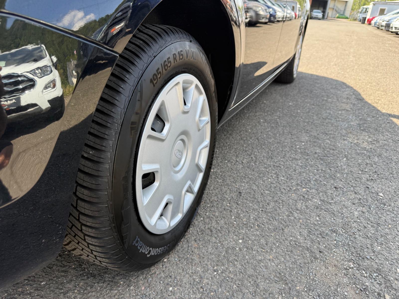 Ford Focus 2010 — photo 21