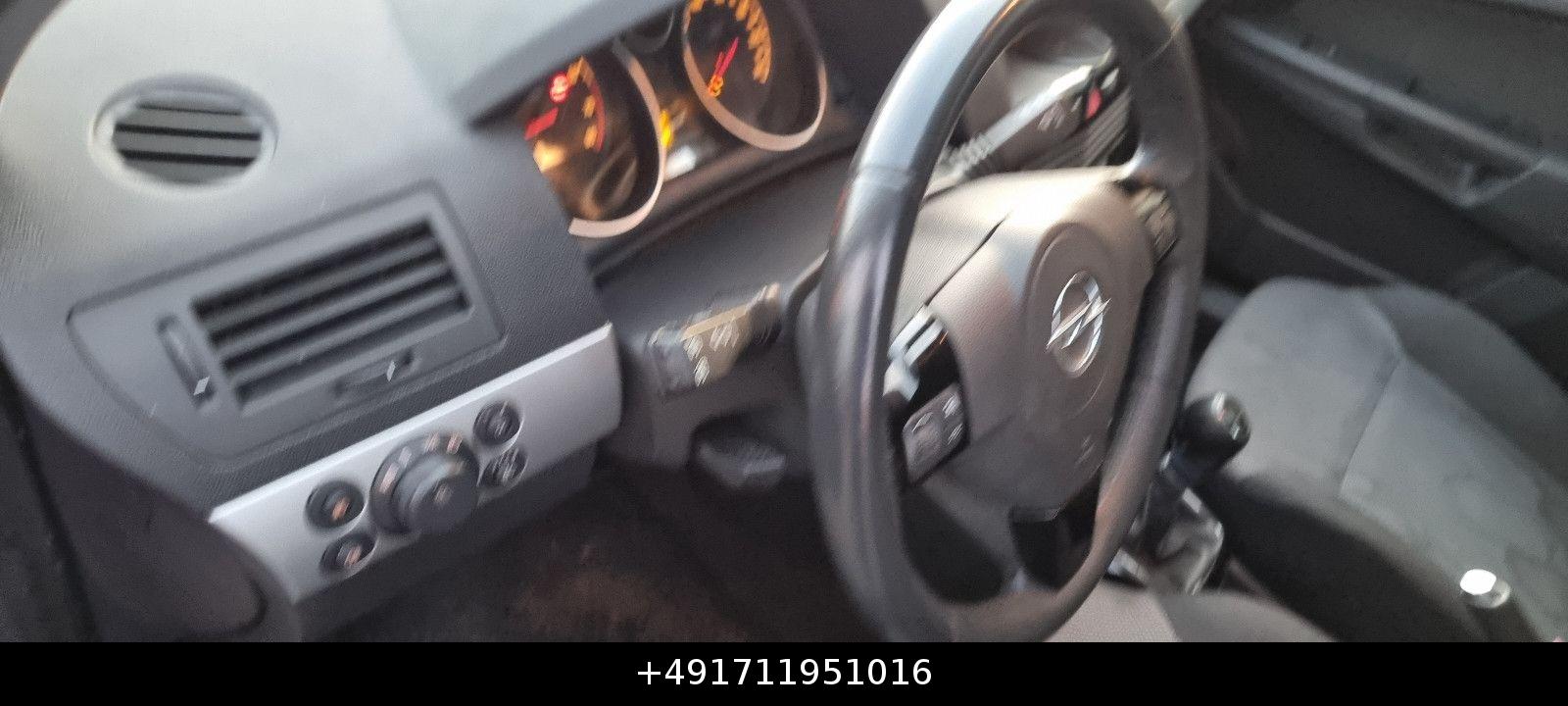 Opel Astra 2010 — photo 11