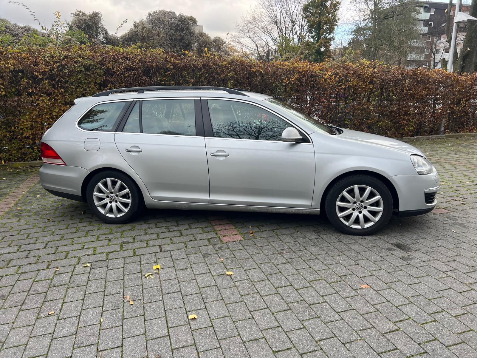 Volkswagen Golf 2009 — rear view