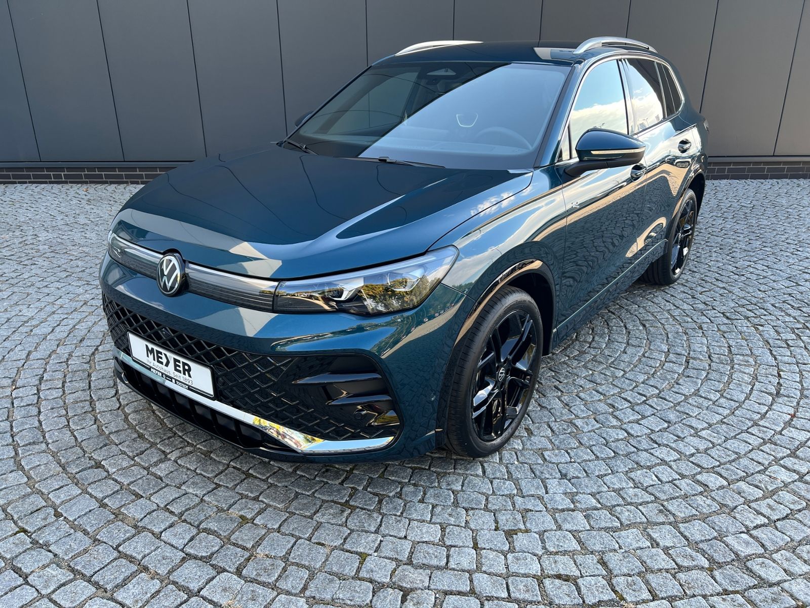 Fahrzeugabbildung Volkswagen Tiguan R-Line 1.5 eTSI DSG *AHK, IQ.Light, DCC,