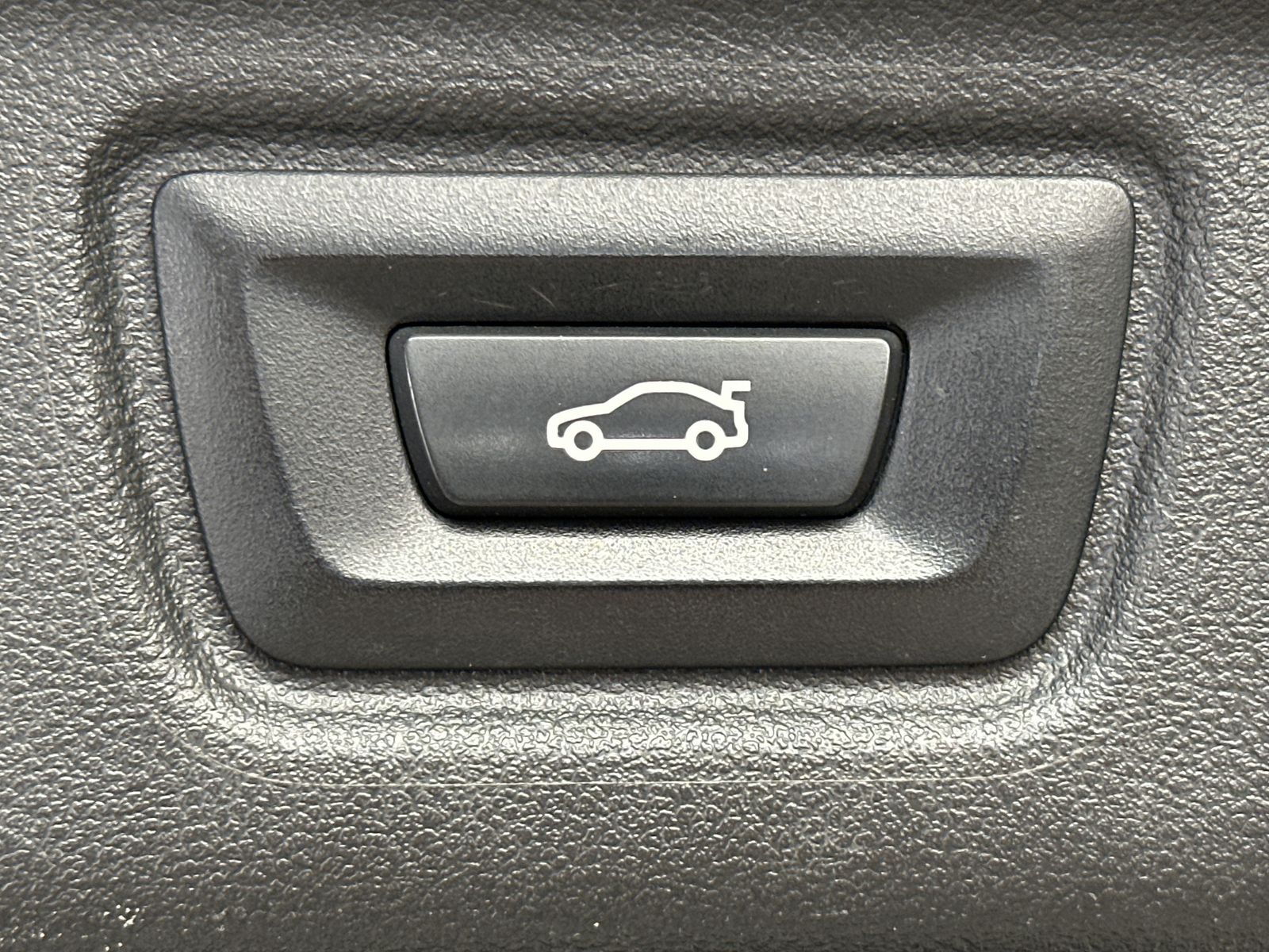 Fahrzeugabbildung BMW 330i Touring M-Sport NAV+LED+PANO+AHK+LIVECOCKPI