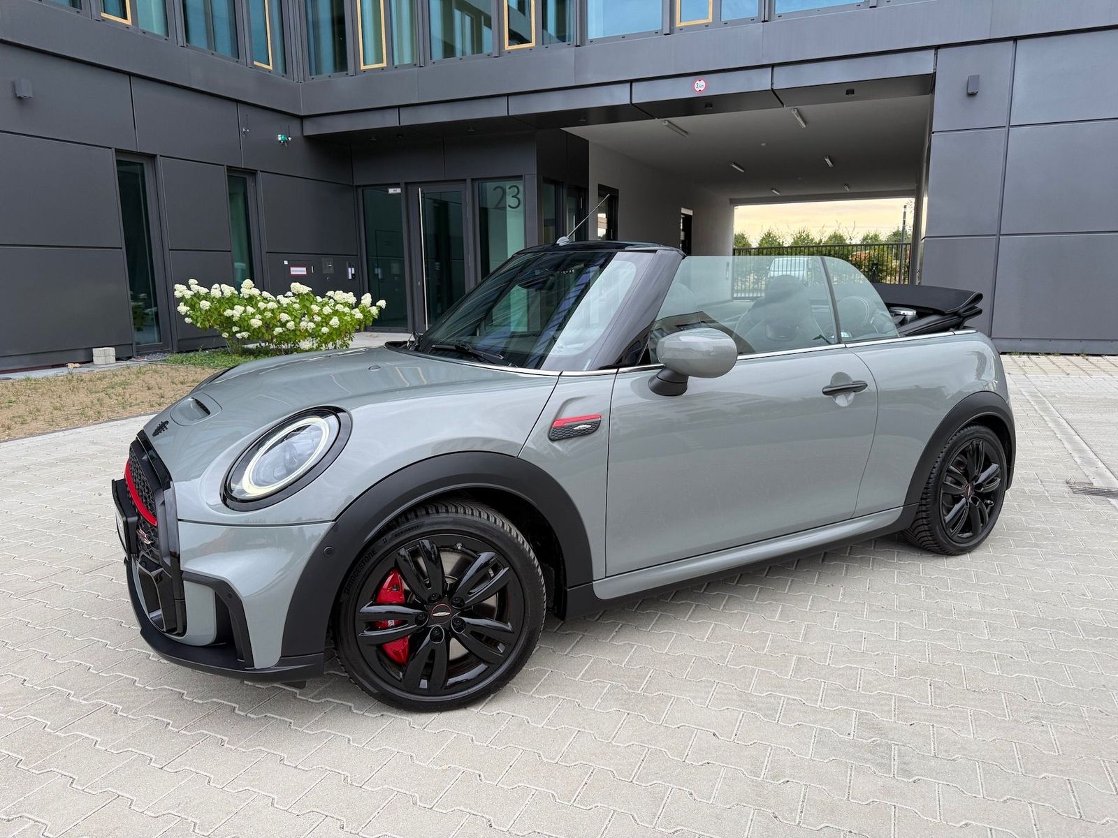 Fahrzeugabbildung MINI John Cooper Works Cabrio NAVI|KAMERA|ESS.-TRIM