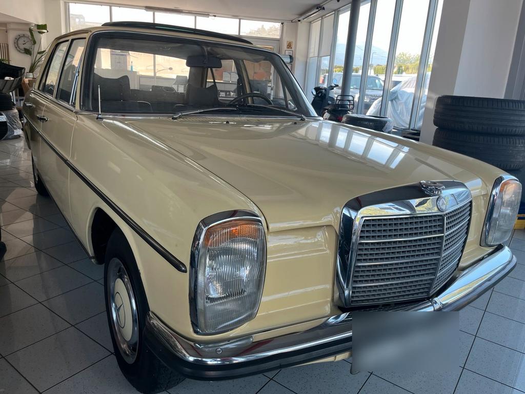 Mercedes-Benz 220