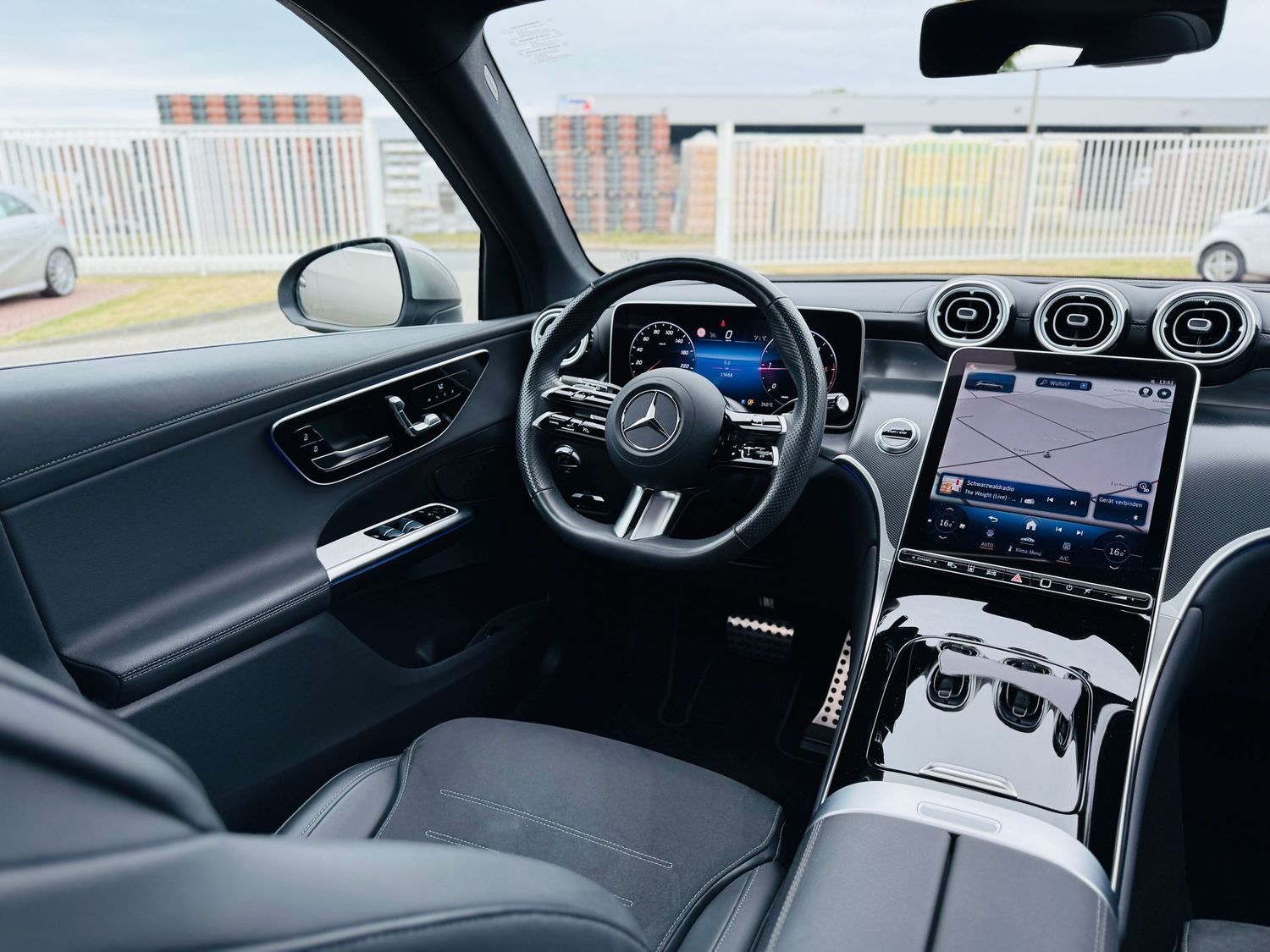 Fahrzeugabbildung Mercedes-Benz GLC 300 d 4M AMG - 360°, Panodach, Standh, Digit