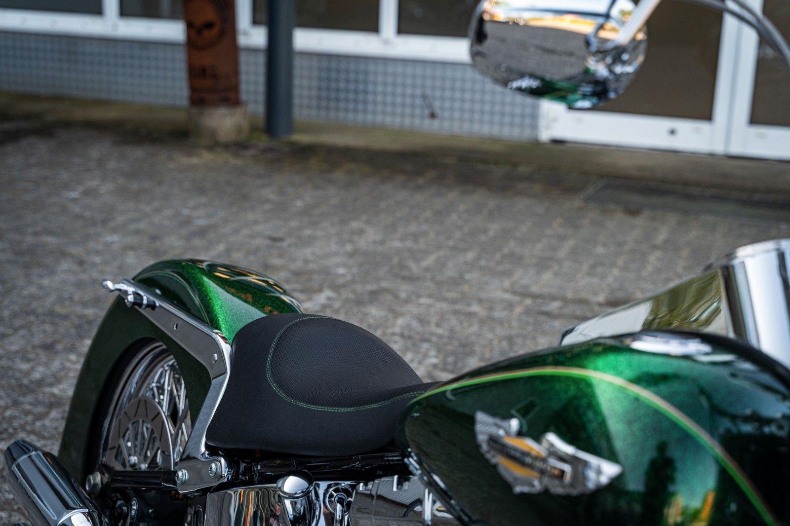 Fahrzeugabbildung Harley-Davidson FLSTN Softail Deluxe 103 - Chicano Candy Green