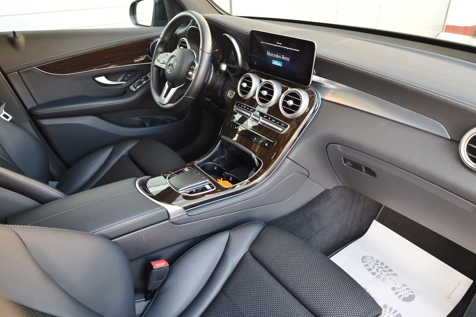 Fahrzeugabbildung Mercedes-Benz GLC 300de 4Matic,T.Leder,Navi,LED,Kamera,PanDach