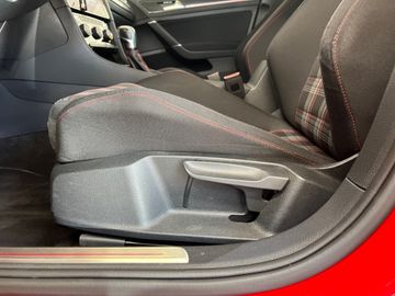 Volkswagen Golf - 8