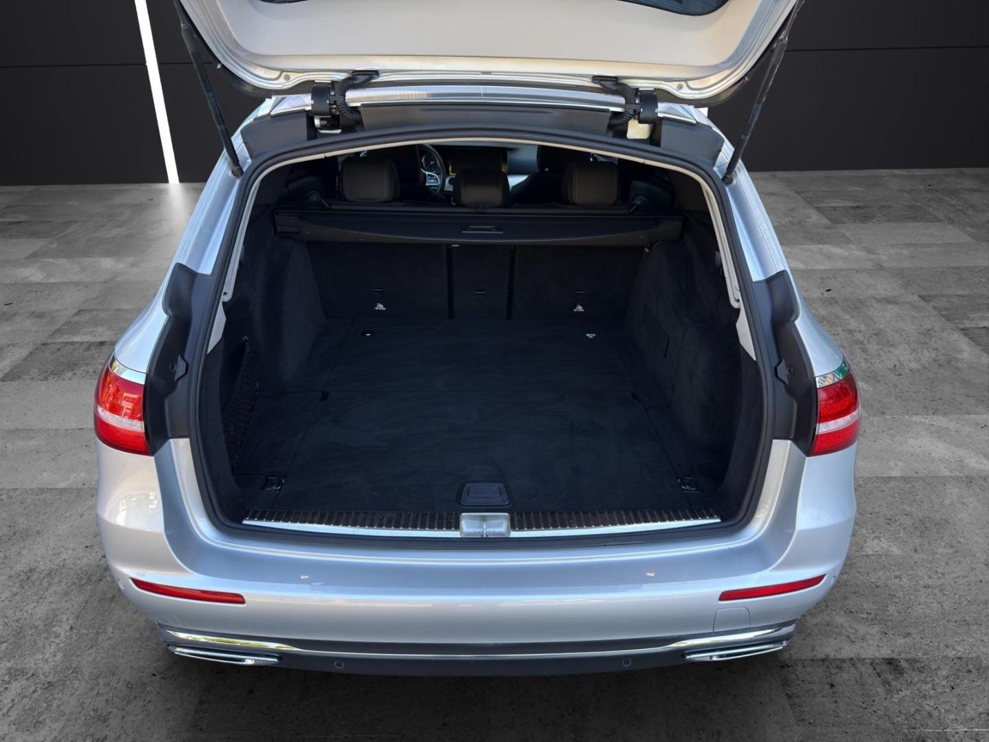 Mercedes-Benz E 220 d T Avantgarde MBUX COMAND Kamera LED Appl