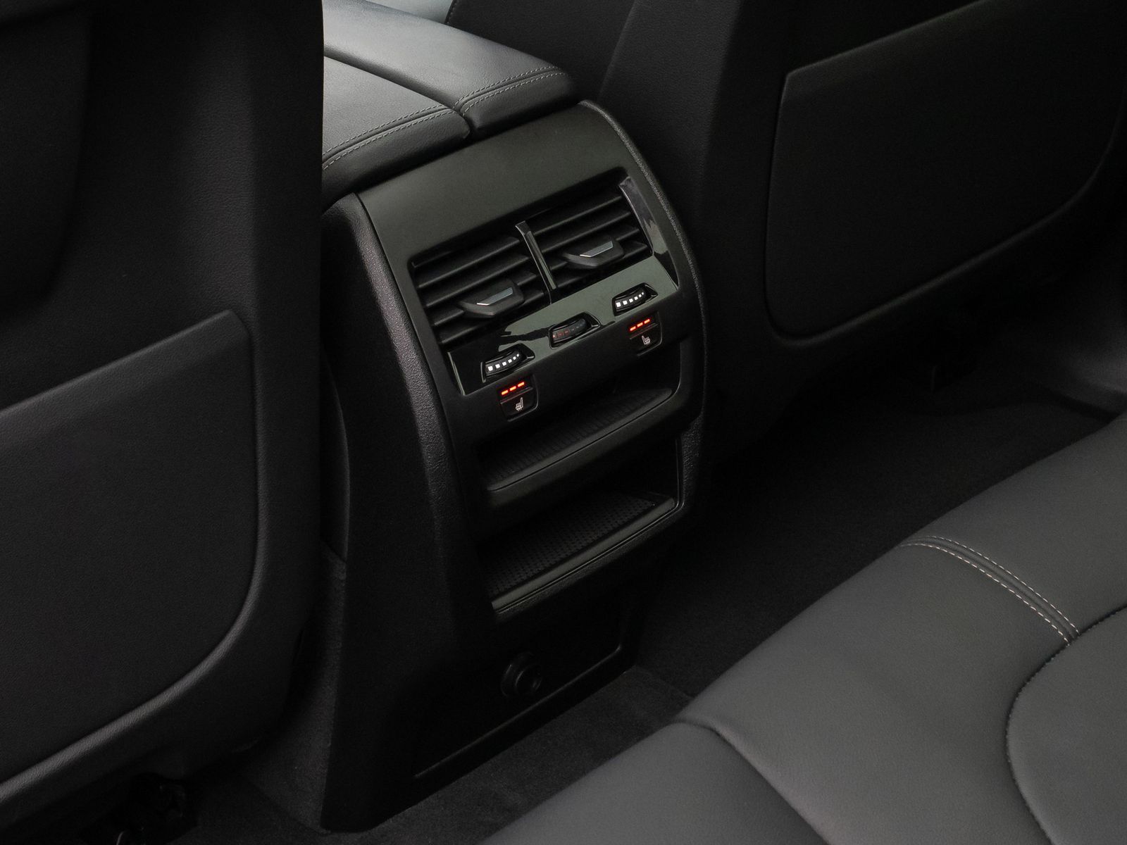 Fahrzeugabbildung BMW X5 M50i Panorama 360° DAB H/K AHK Komfort 22Zoll